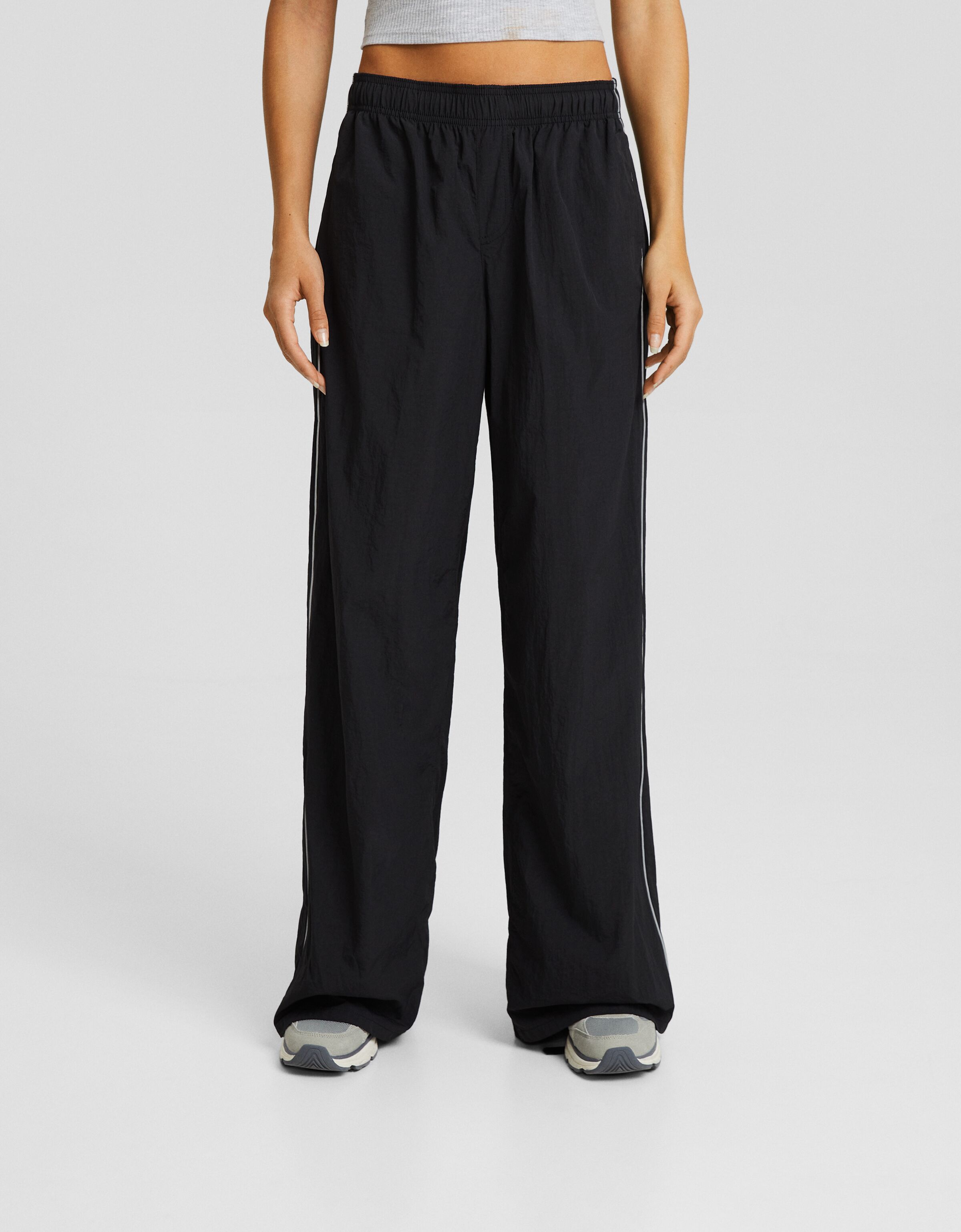 Pantalón wide leg nylon detalle