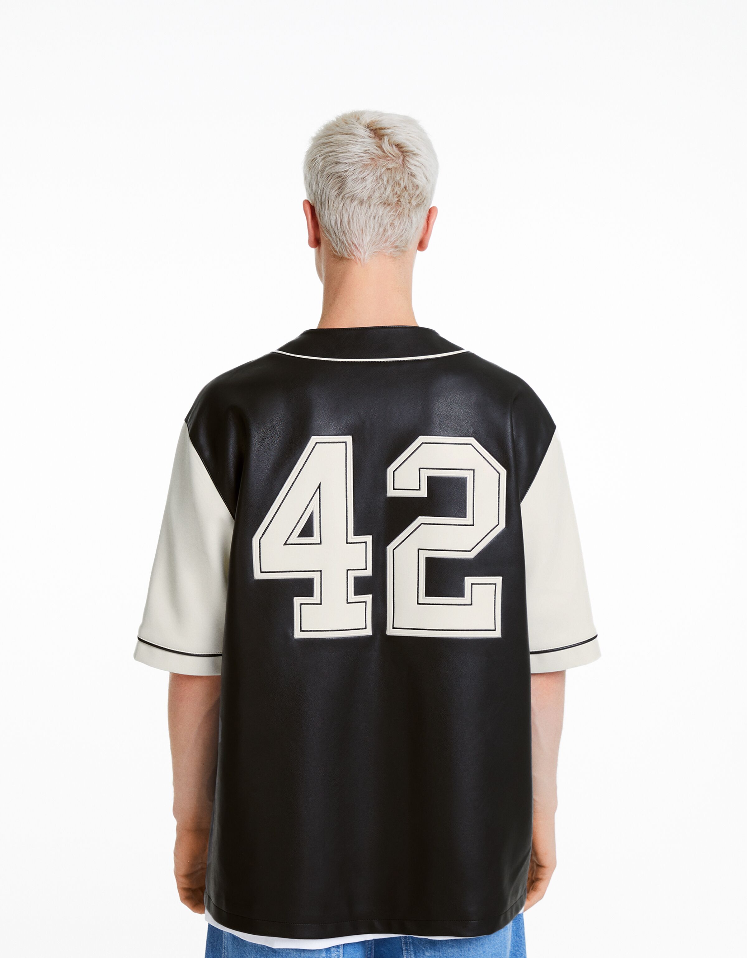 Camisa BERSHKA ft. BIZARRAP manga corta polipiel