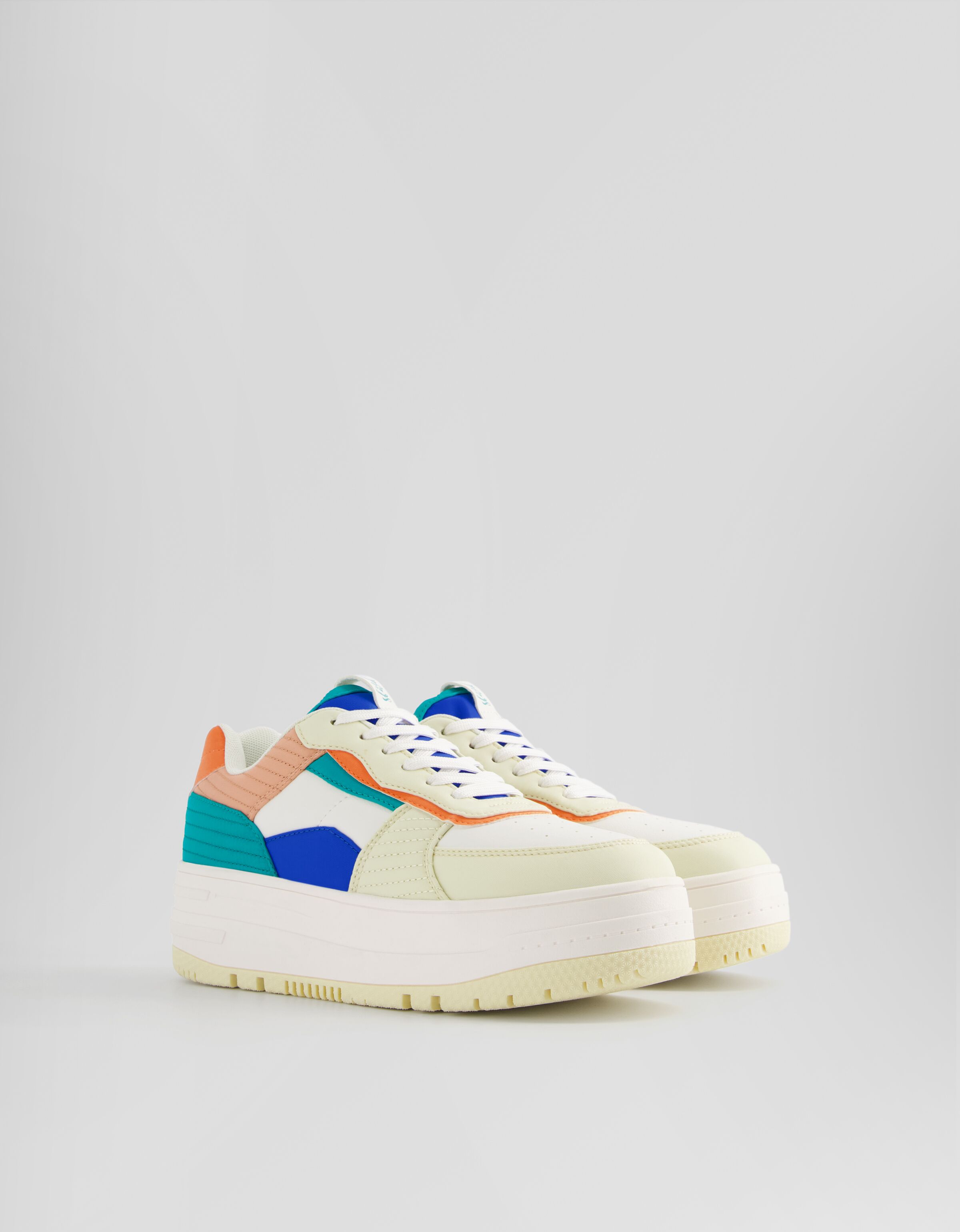 Zapatillas multipiezas detalle acolchados