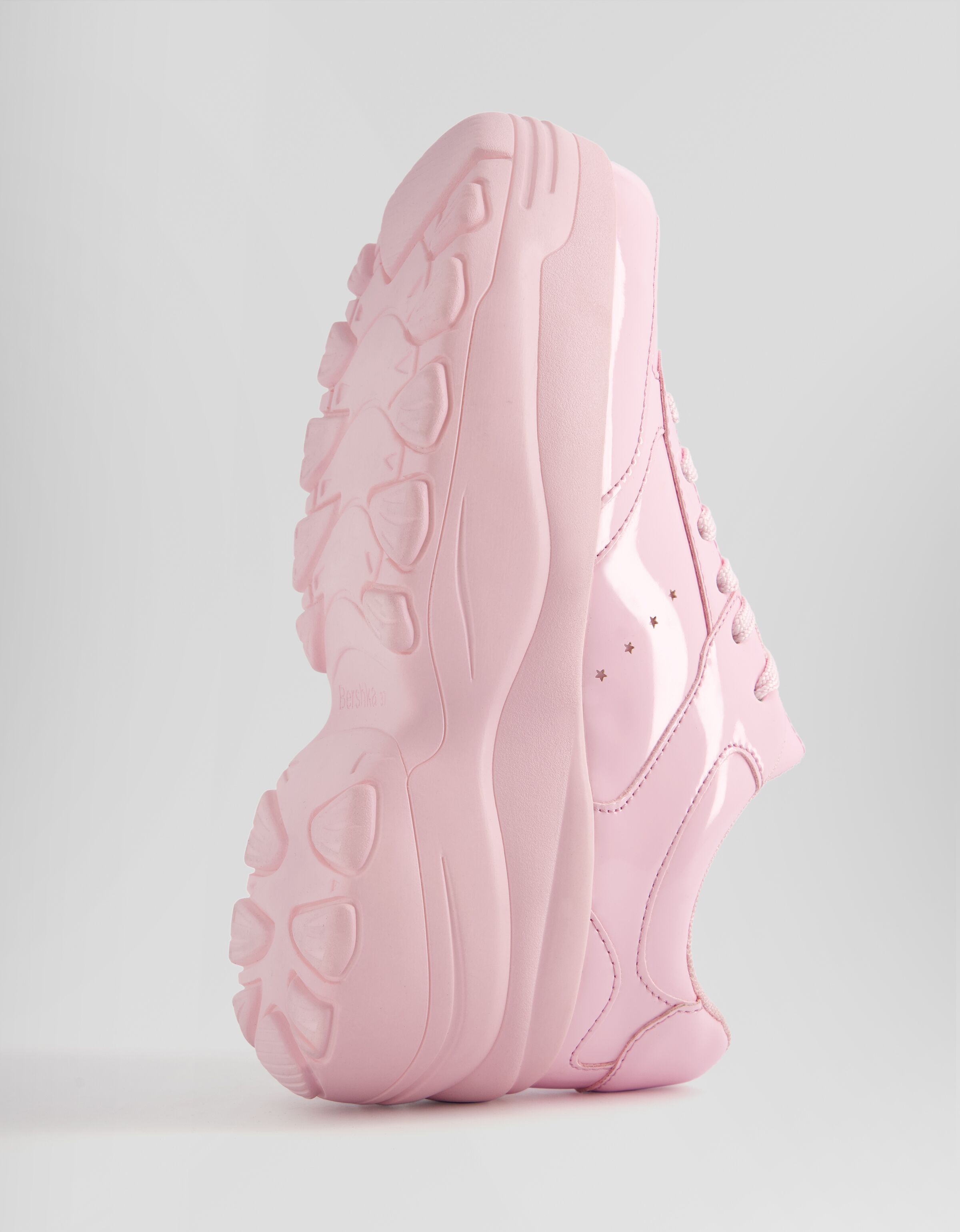 Zapatillas acabado charol suela volumen