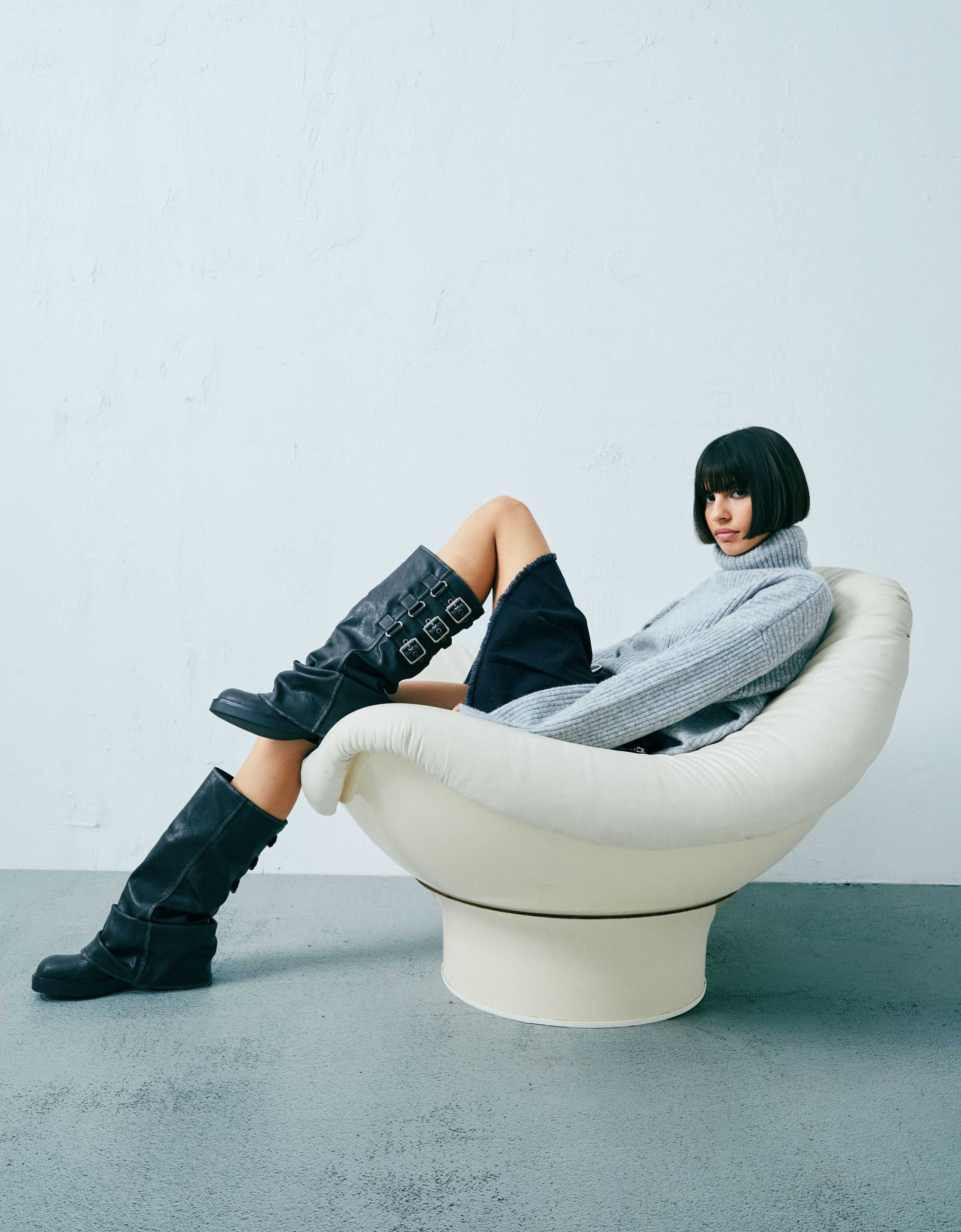 Botas planas moteras slouchy detalle hebillas