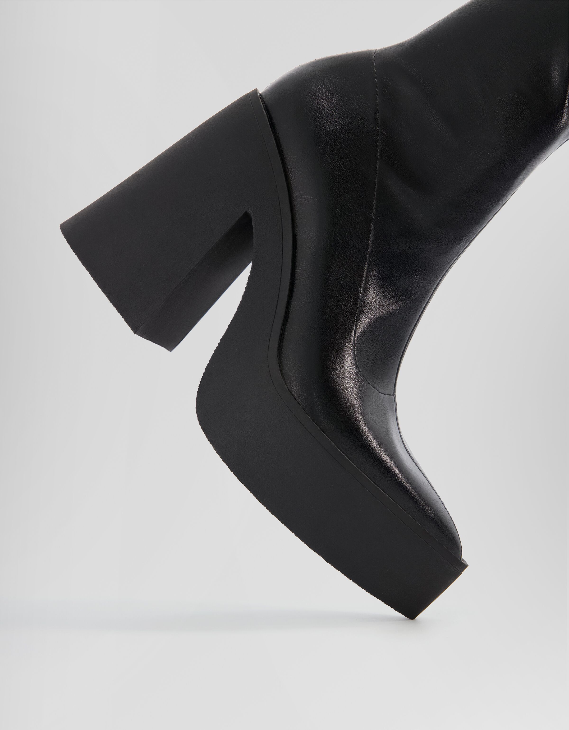 Botines tacón plataforma acabado punta