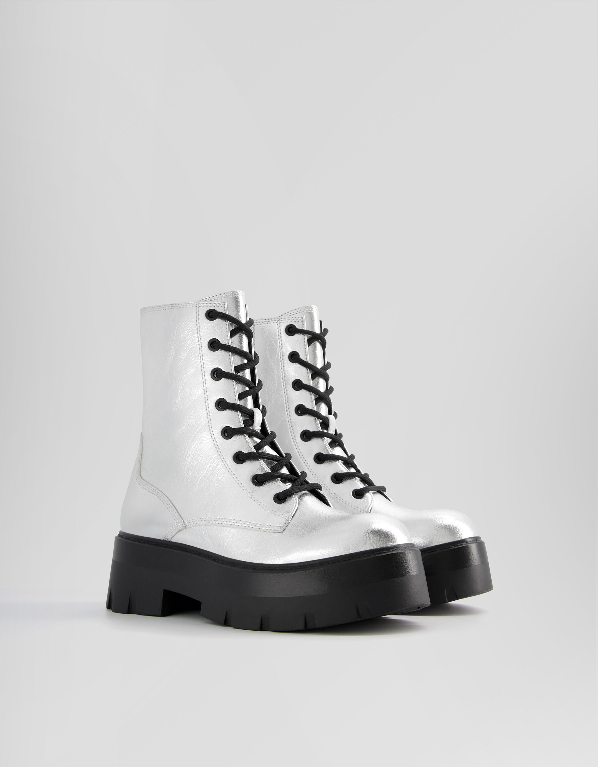 Botines planos acordonados metalizados