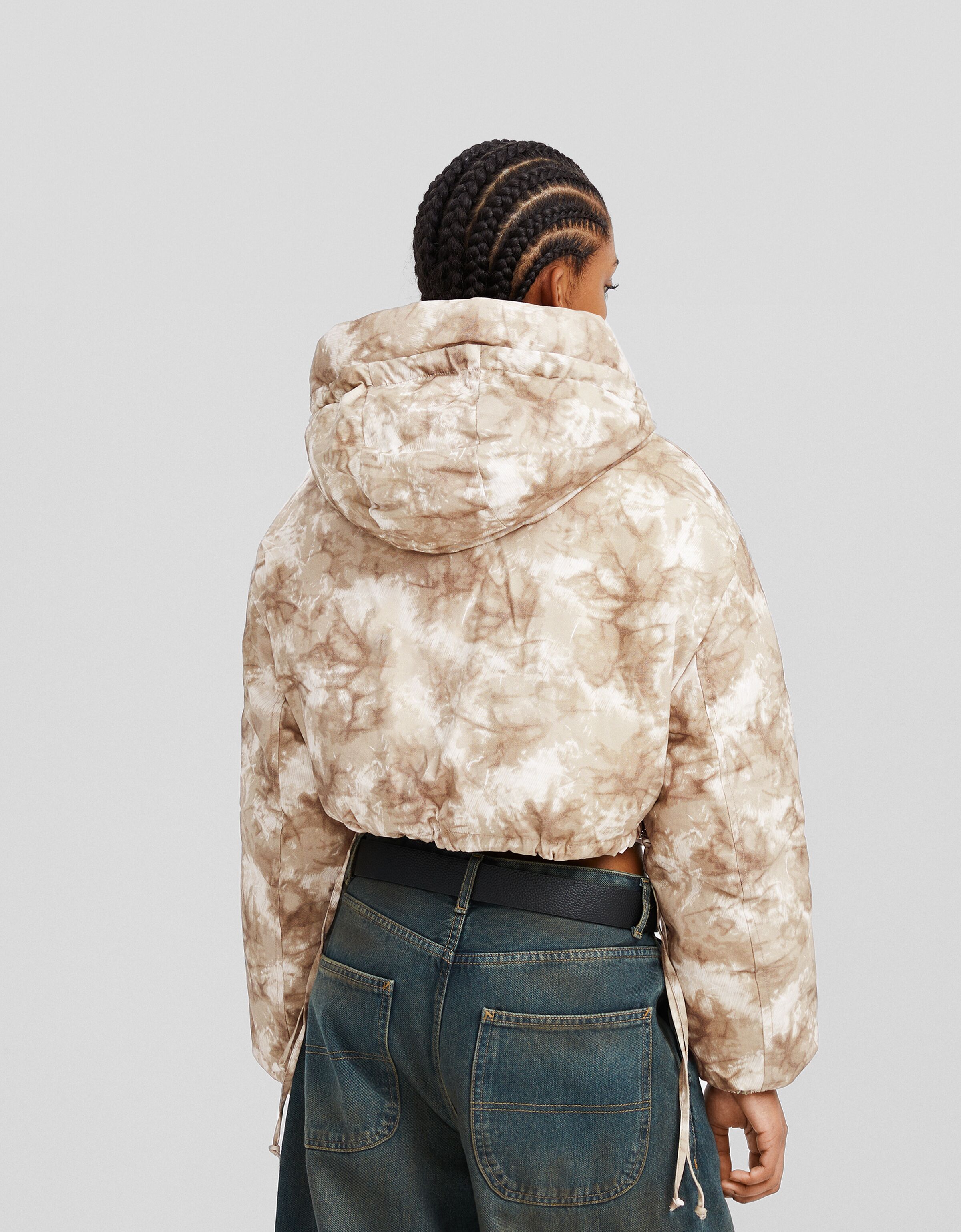Cazadora acolchada capucha cropped print