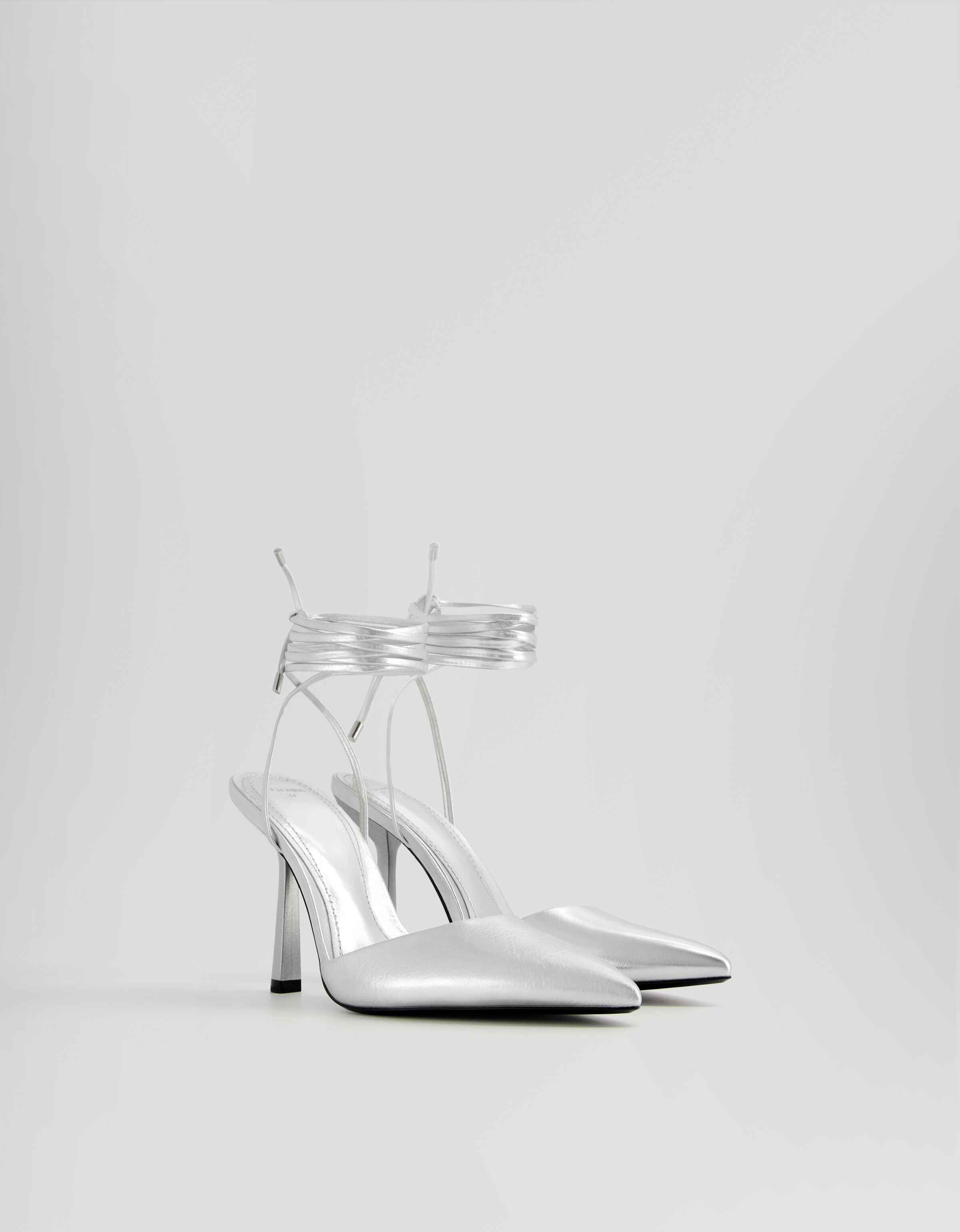 Zapato tacón metalizado lace up