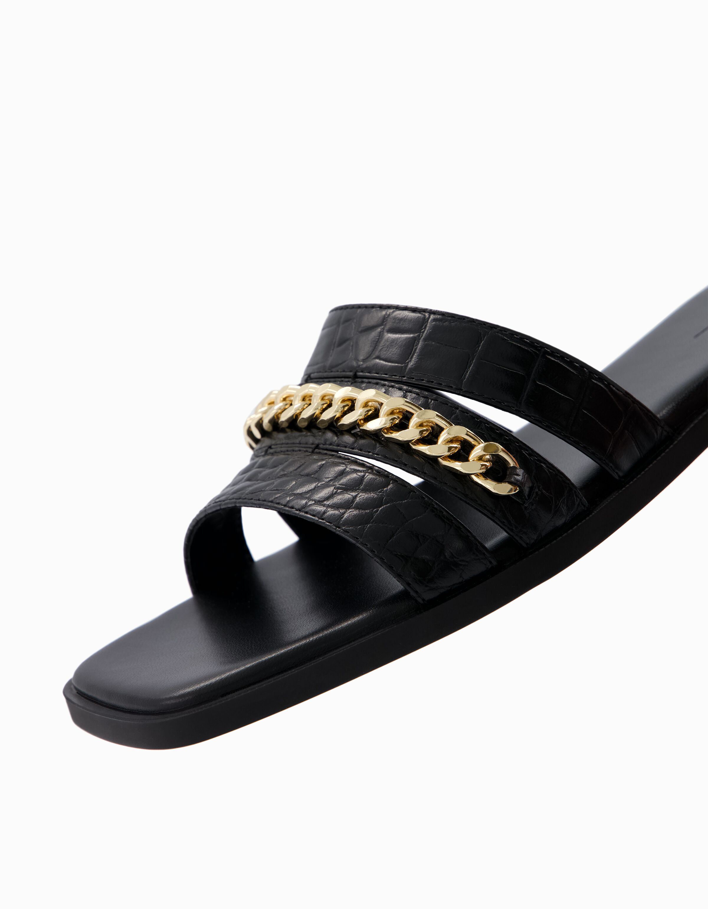 Sandalia plana detalle cadena