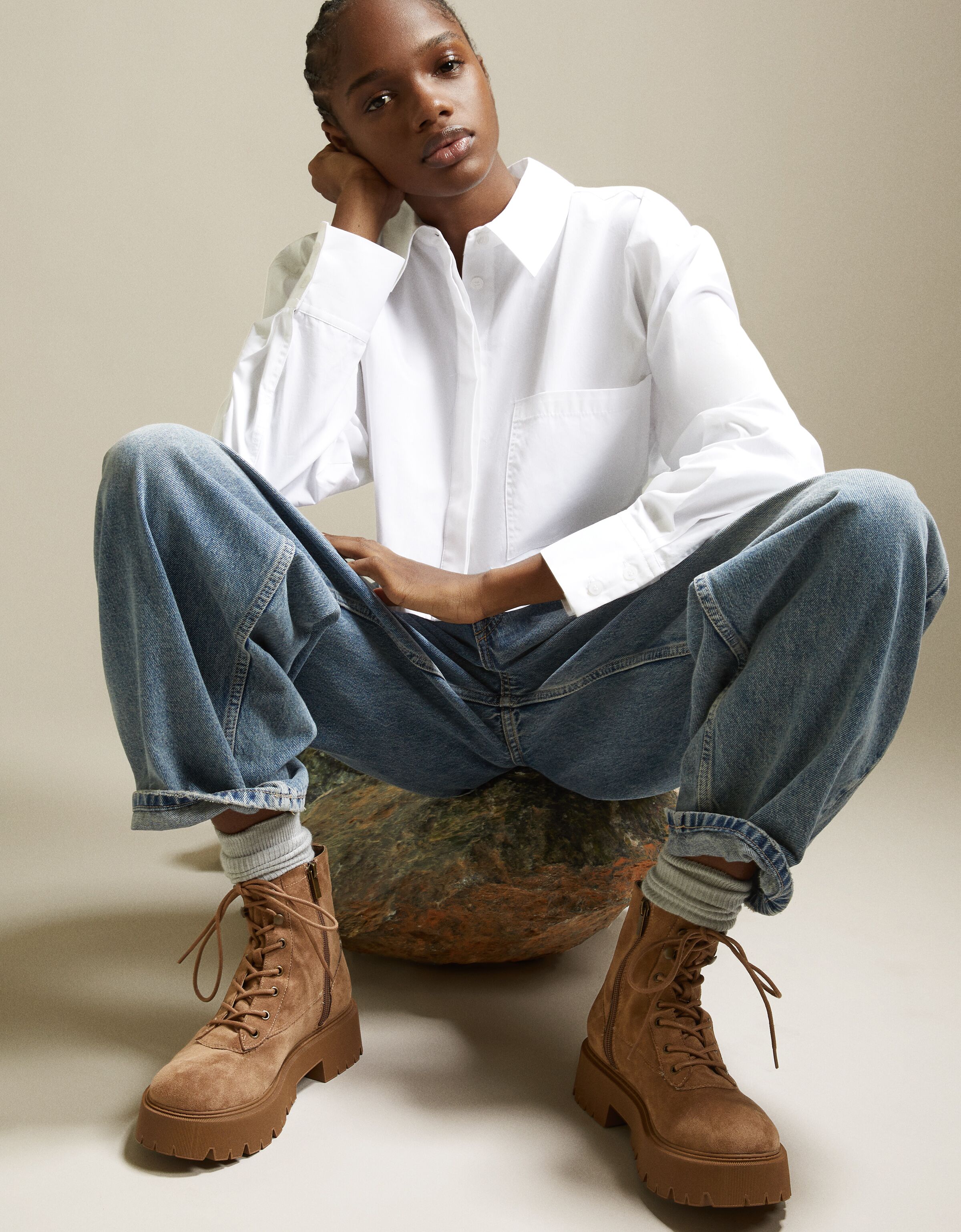 Botines planos acordonados