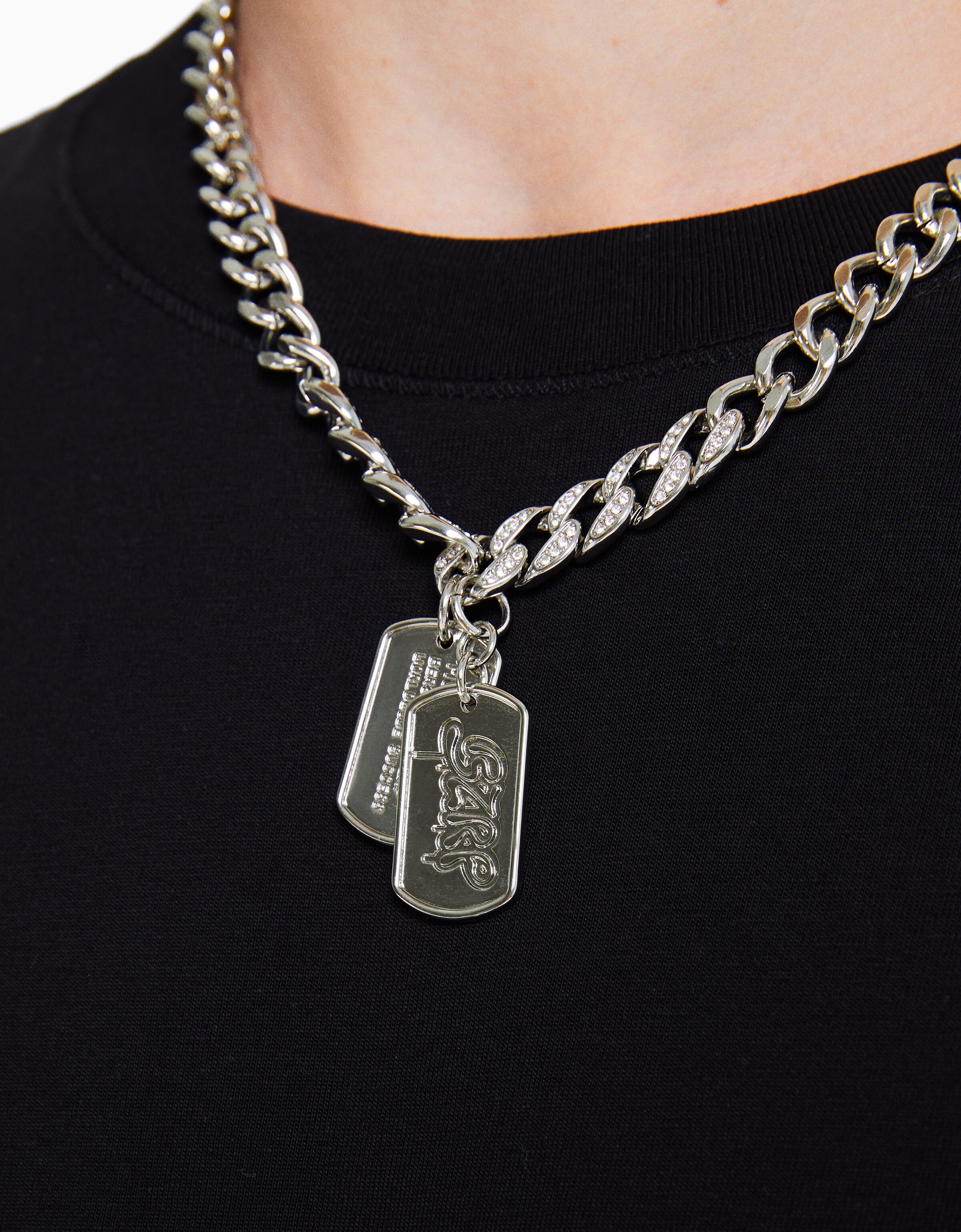 Collar placas BERSHKA ft. BIZARRAP