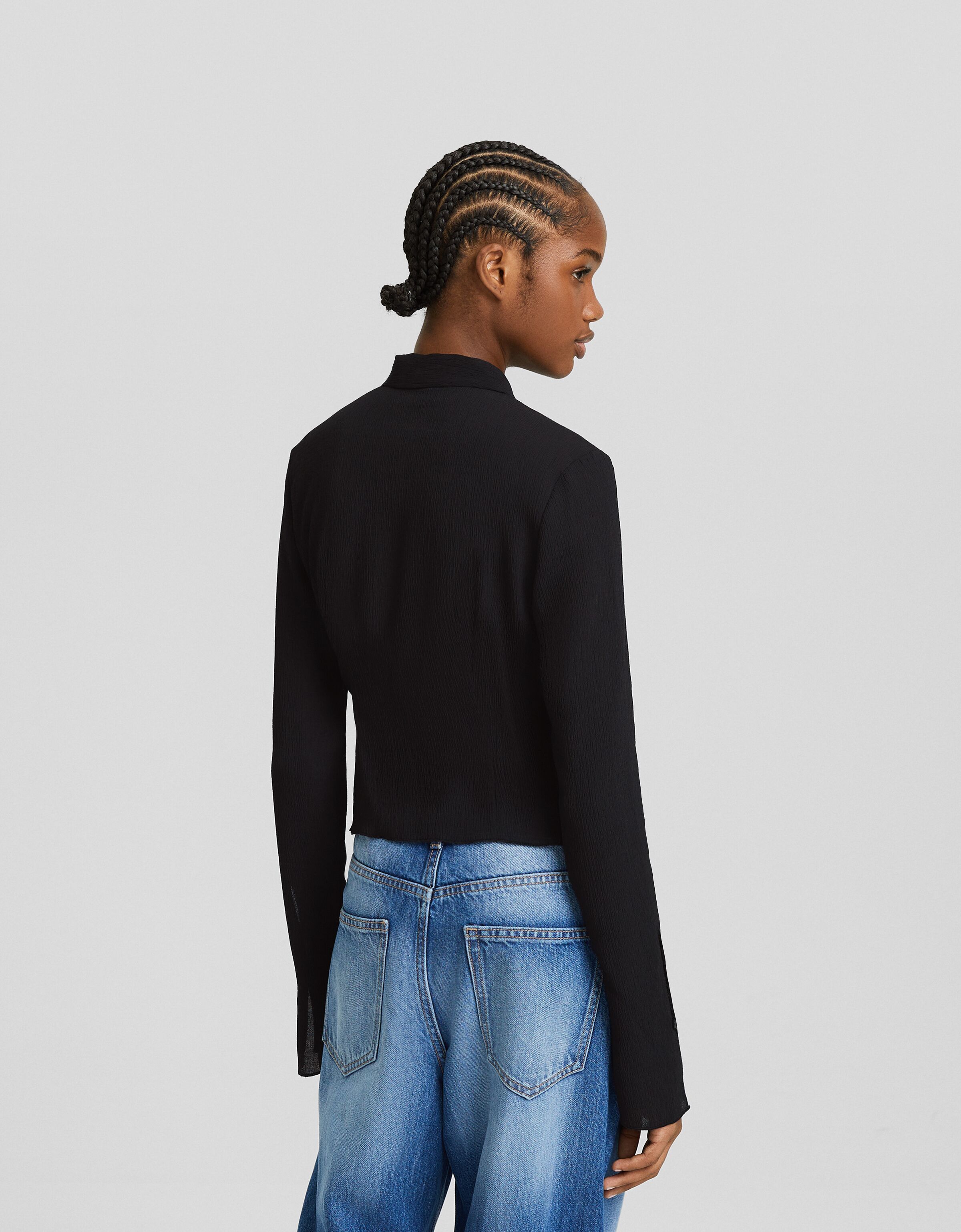 Camisa manga larga cropped ajustada gofrada