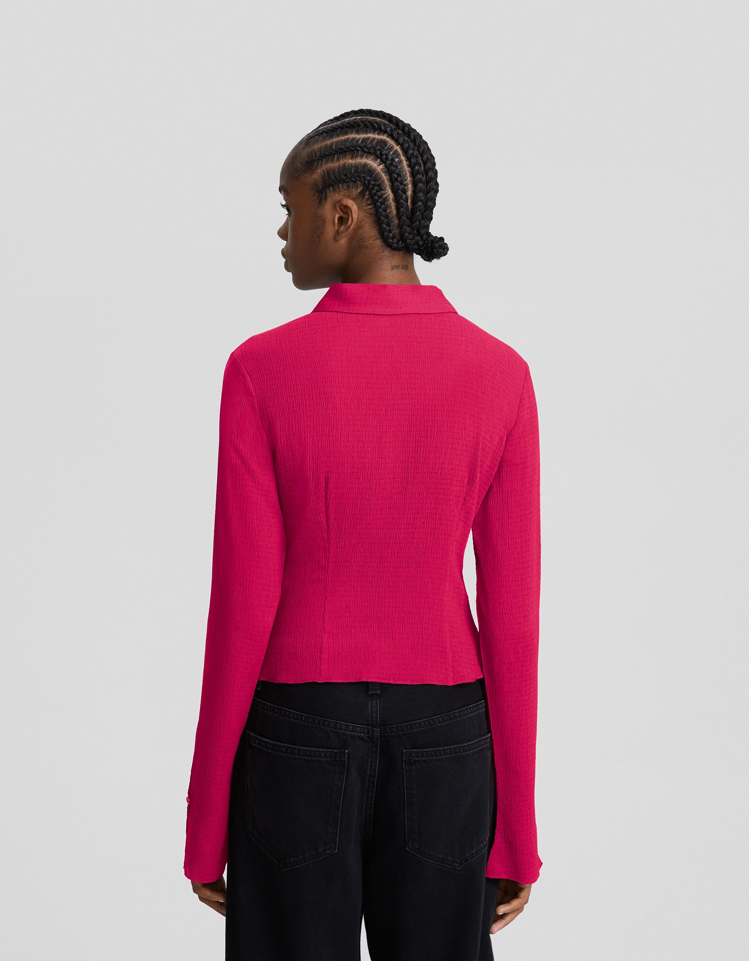 Camisa manga larga cropped ajustada gofrada