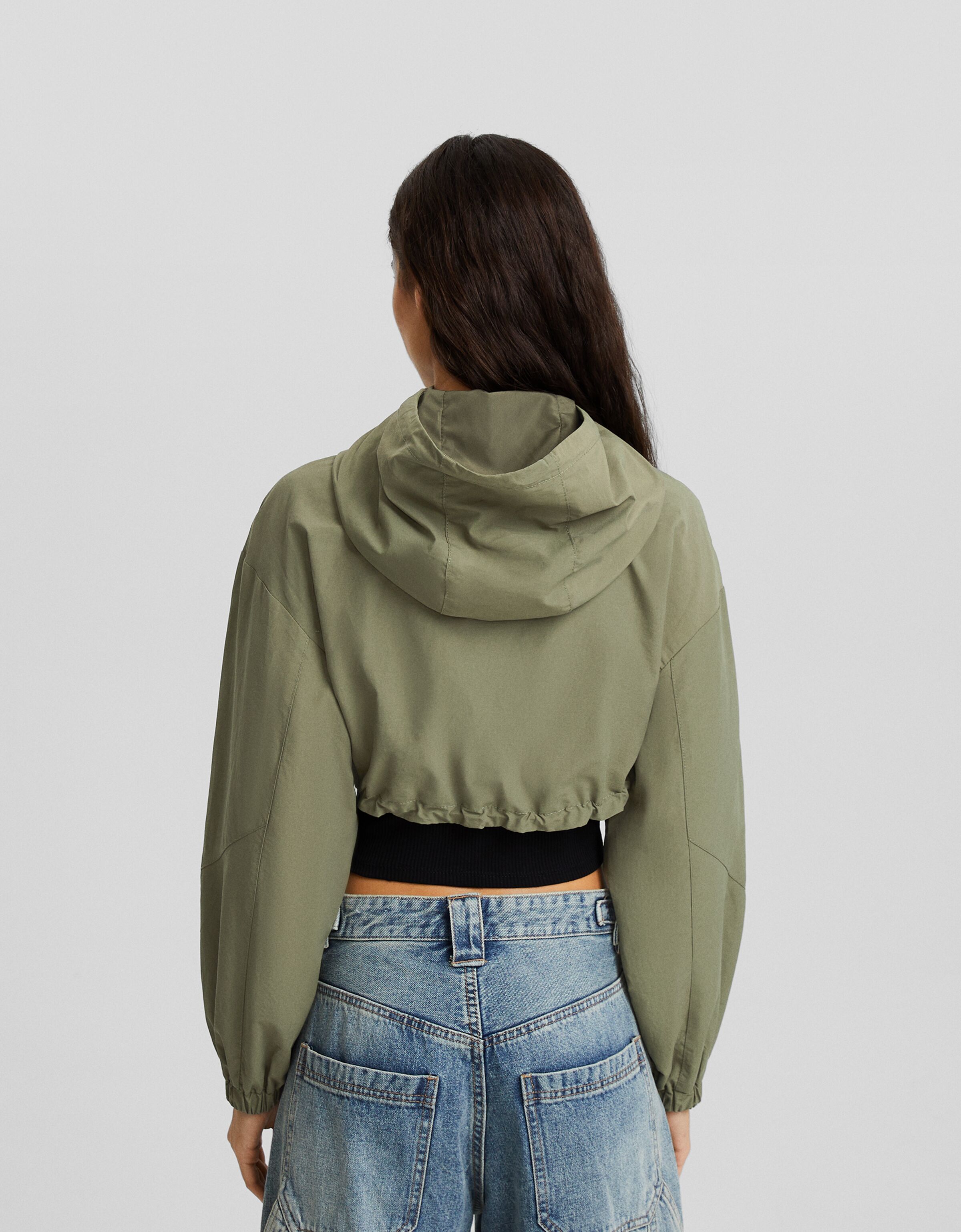 Cazadora capucha cropped con nylon