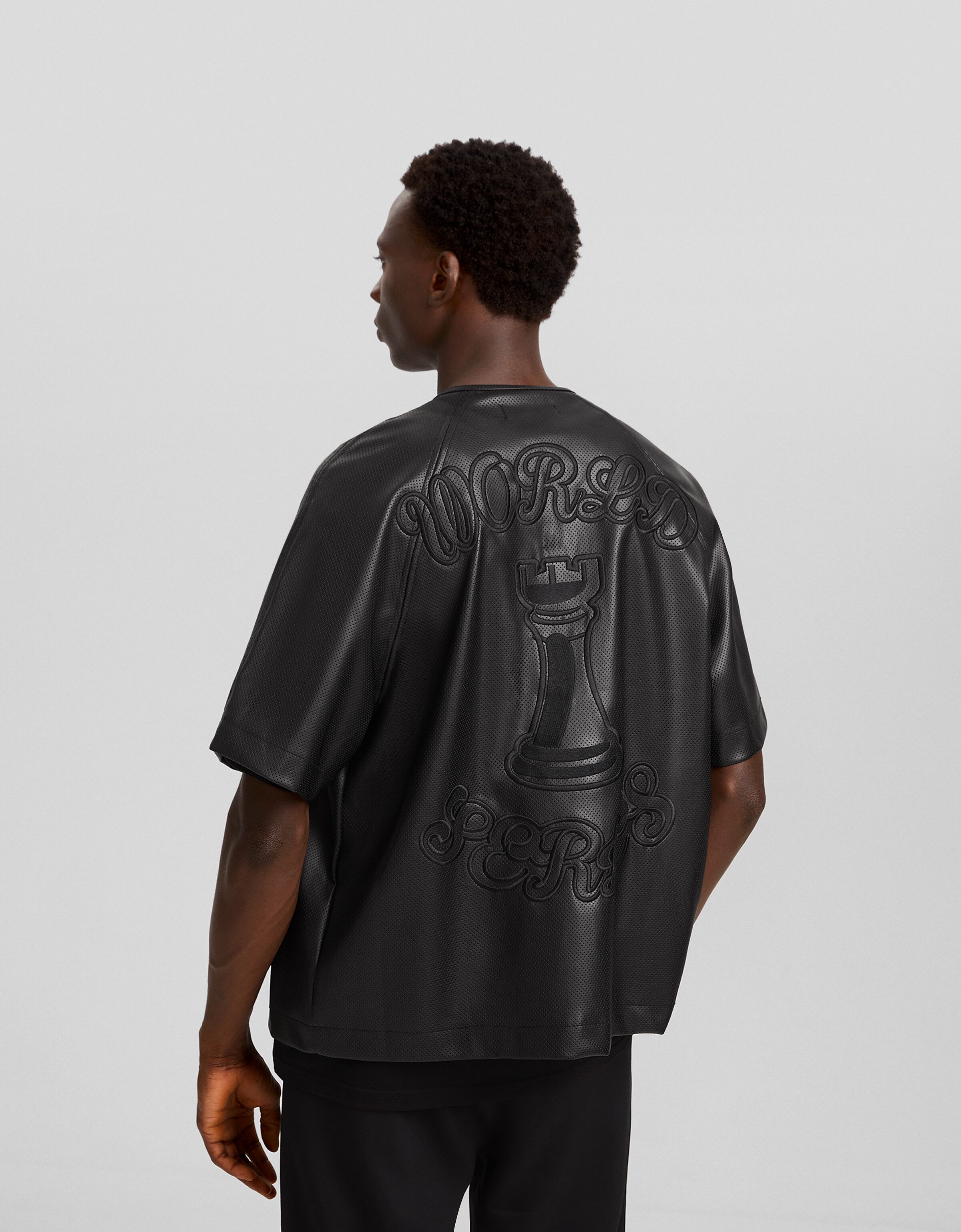 Camisa manga corta efecto piel detalle perforado bordado