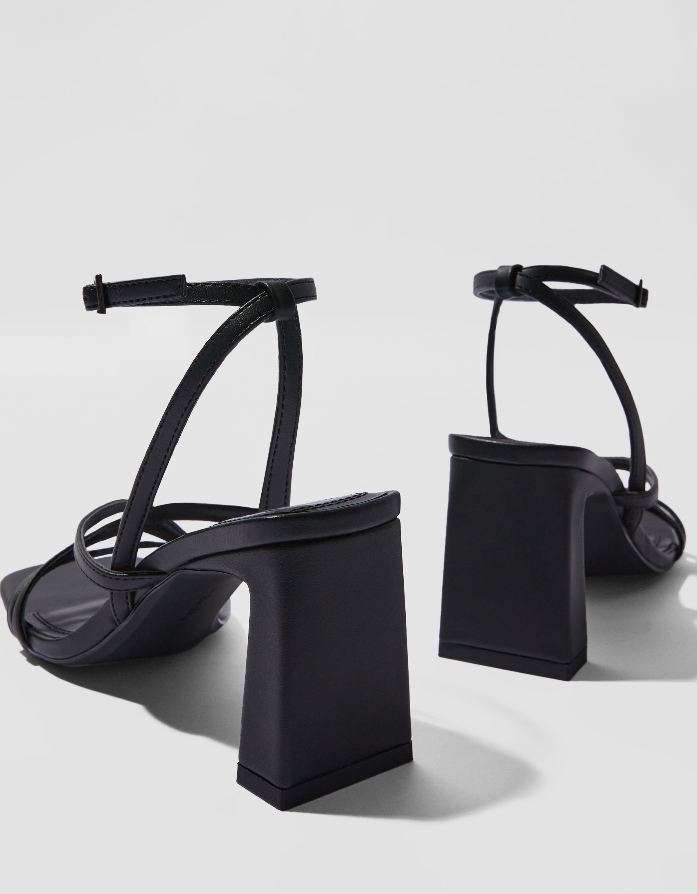 Sandalia tacón tiras pulsera