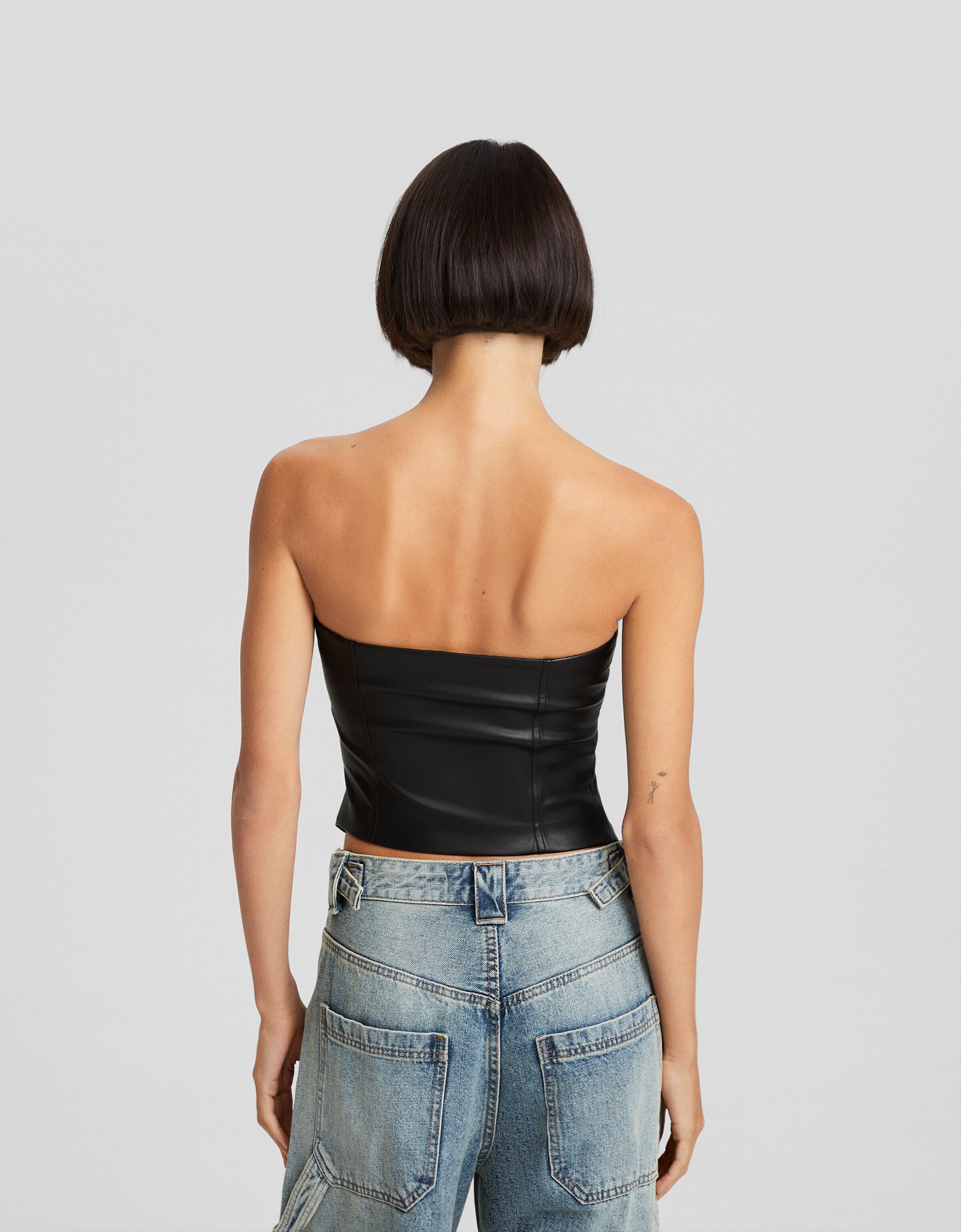 Top cropped bandeau efecto piel cremallera