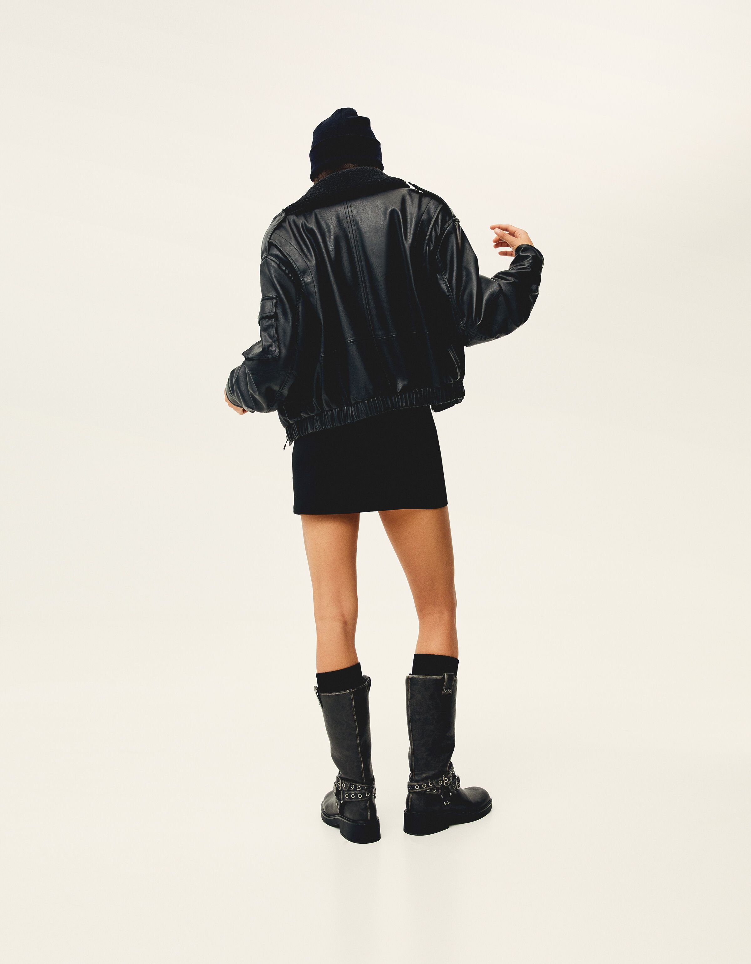 Cazadora aviador corta cuello borreguillo efecto piel