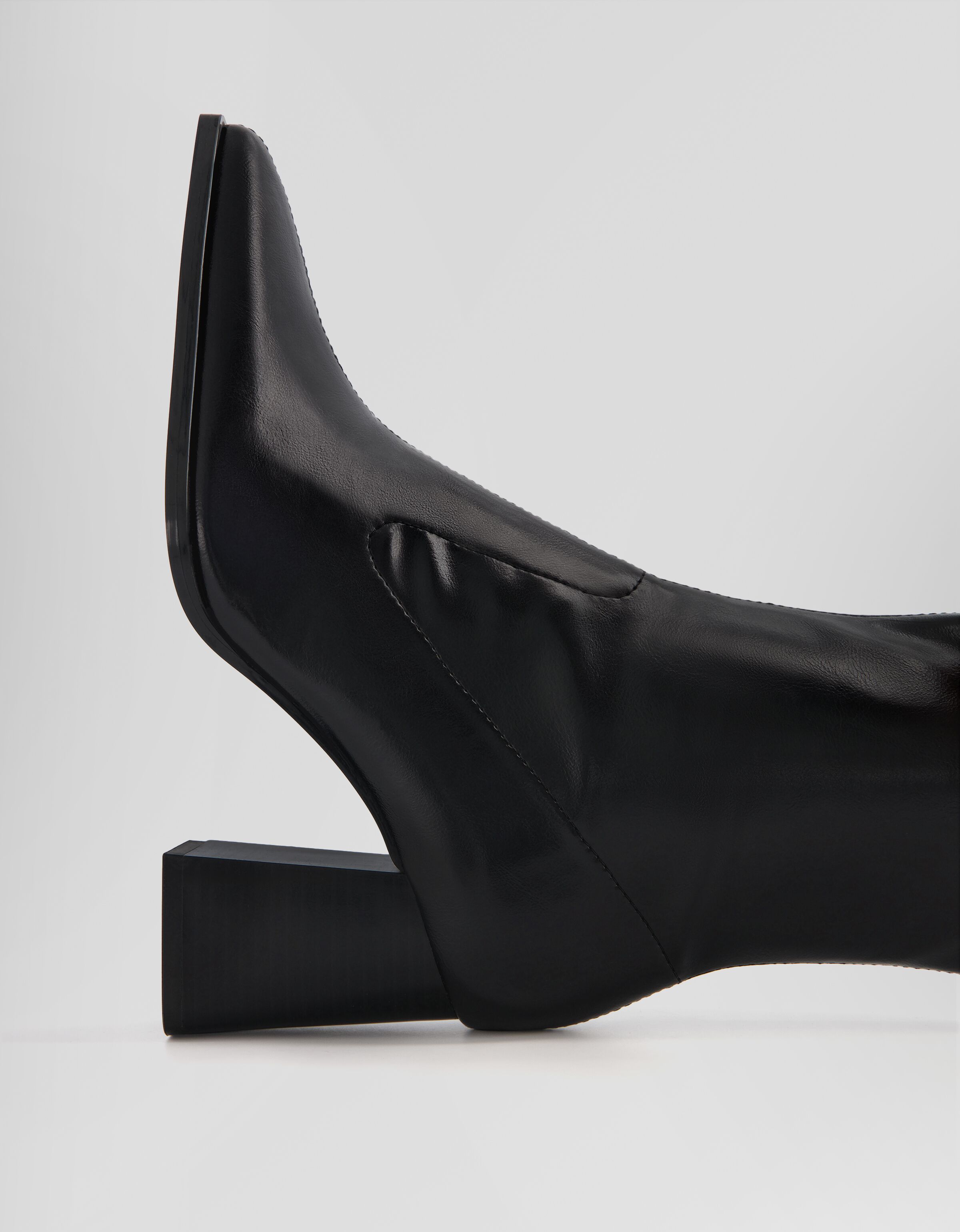 Botines tacón ancho ajustados punta fina