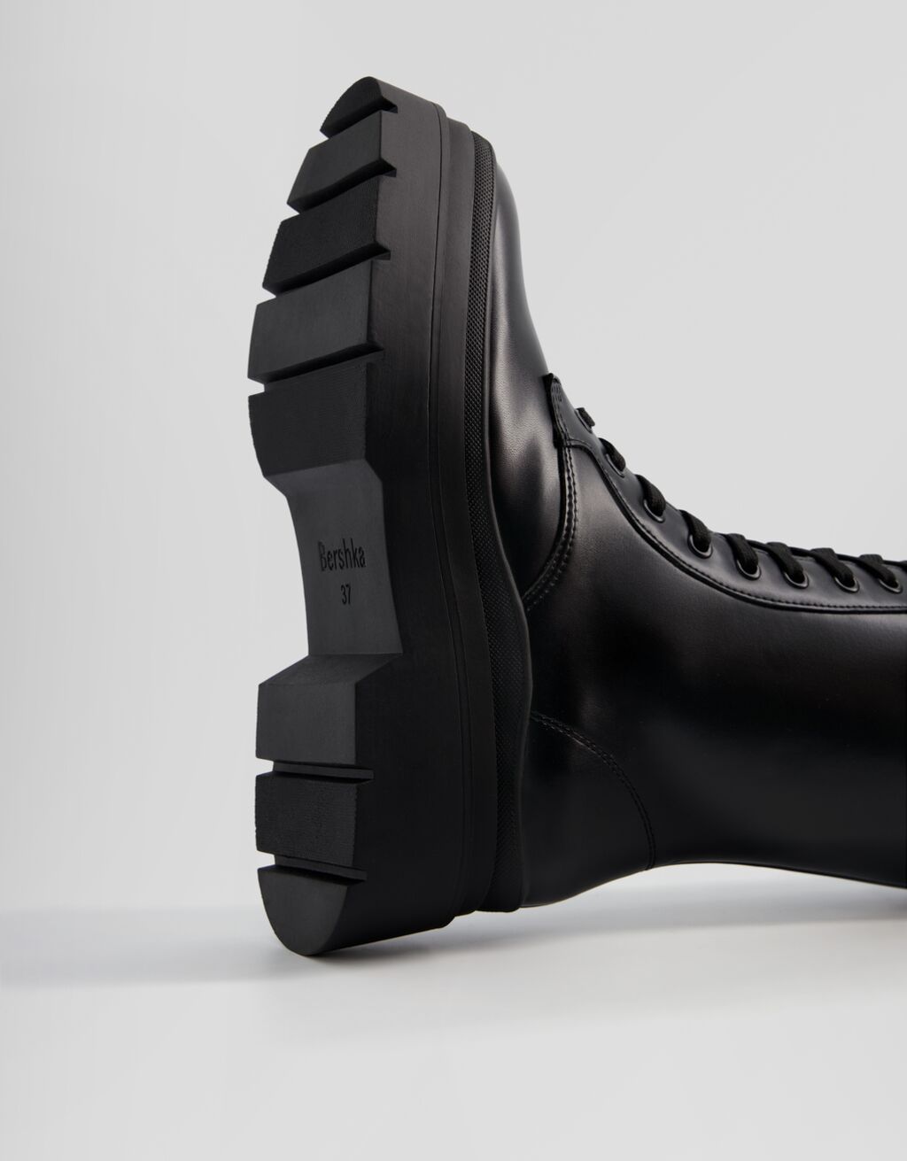 Botas planas acordonadas con cremallera