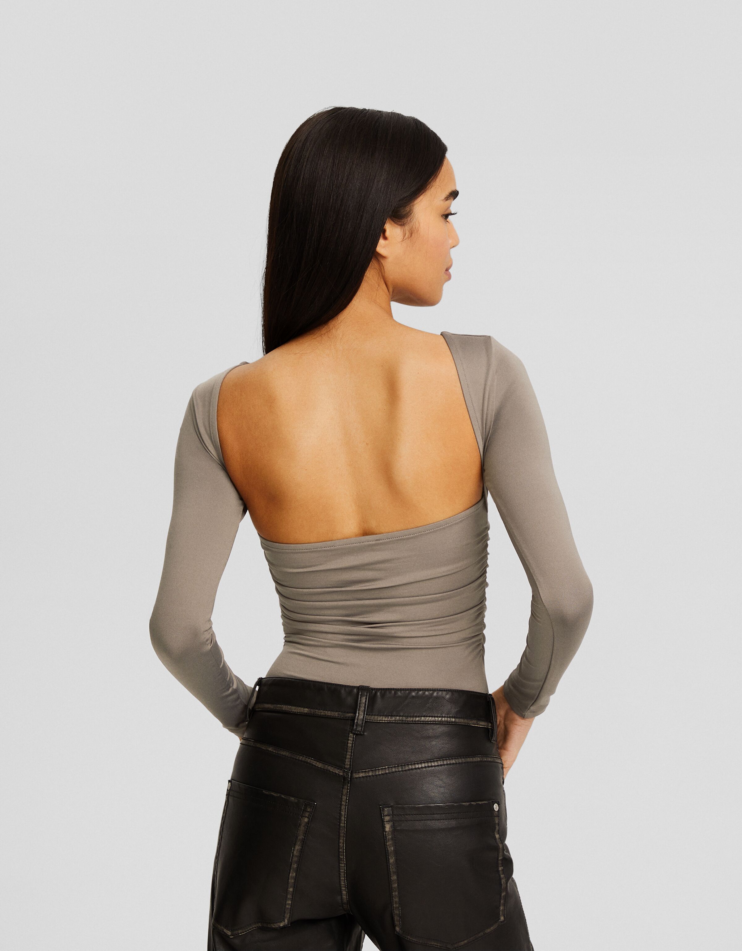 Body manga larga frunce lateral