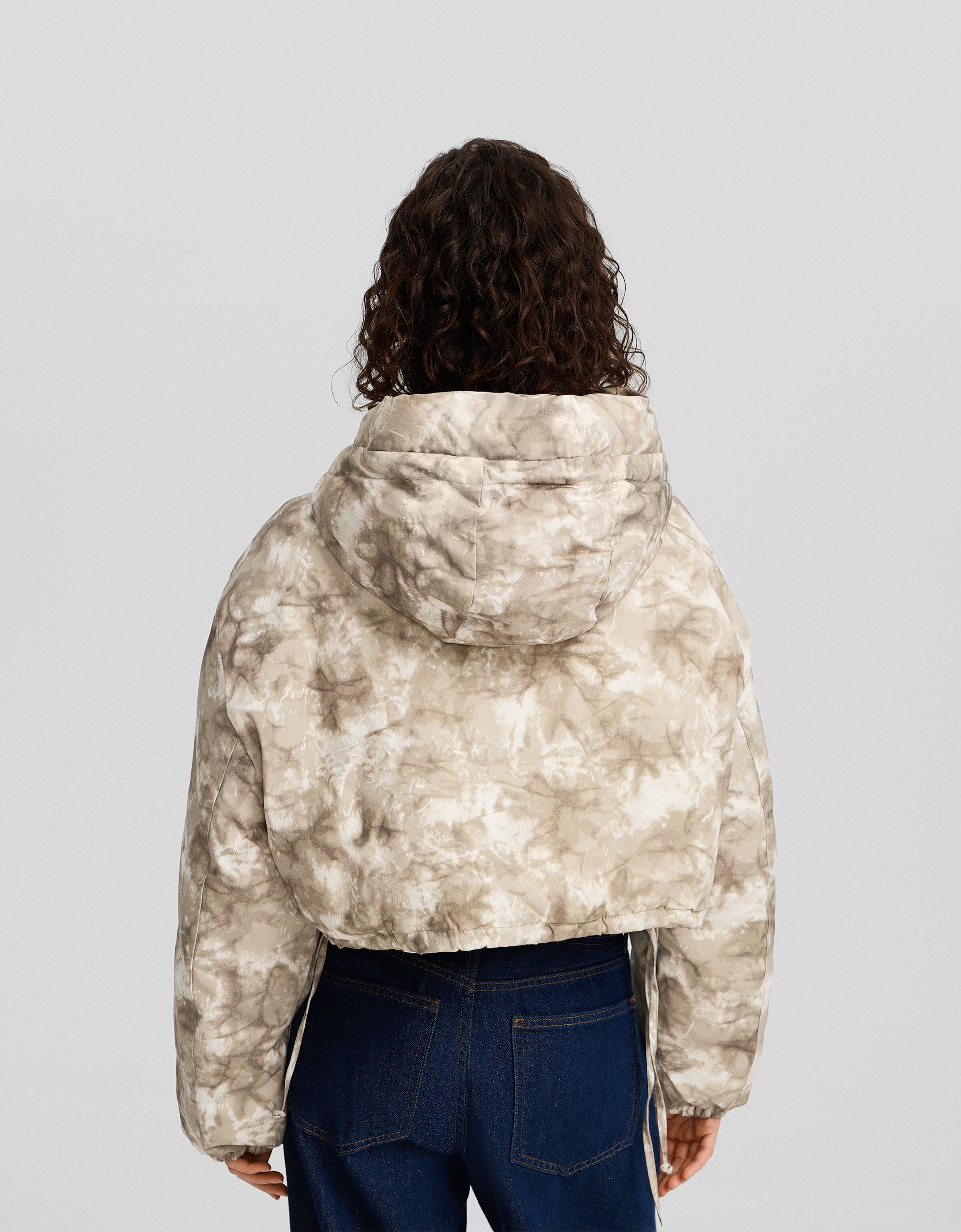 Cazadora acolchada capucha cropped print