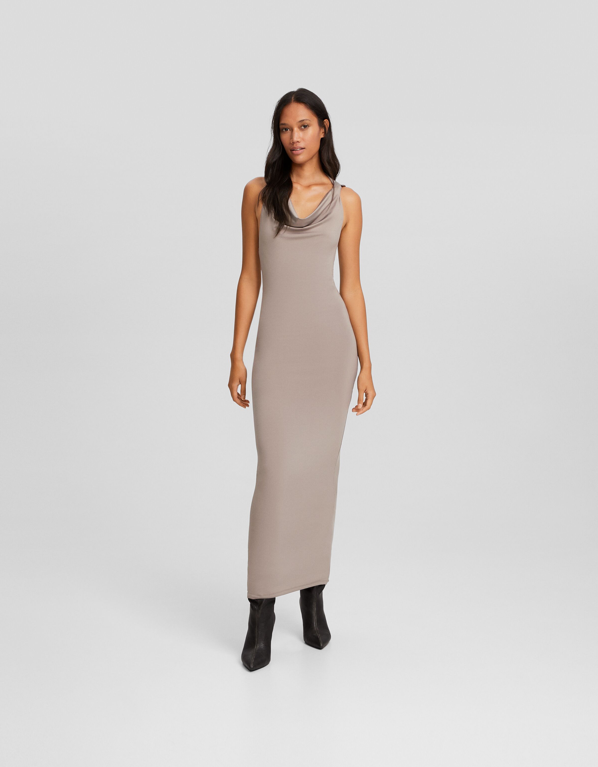 Vestido largo sin mangas capucha espalda descubierta