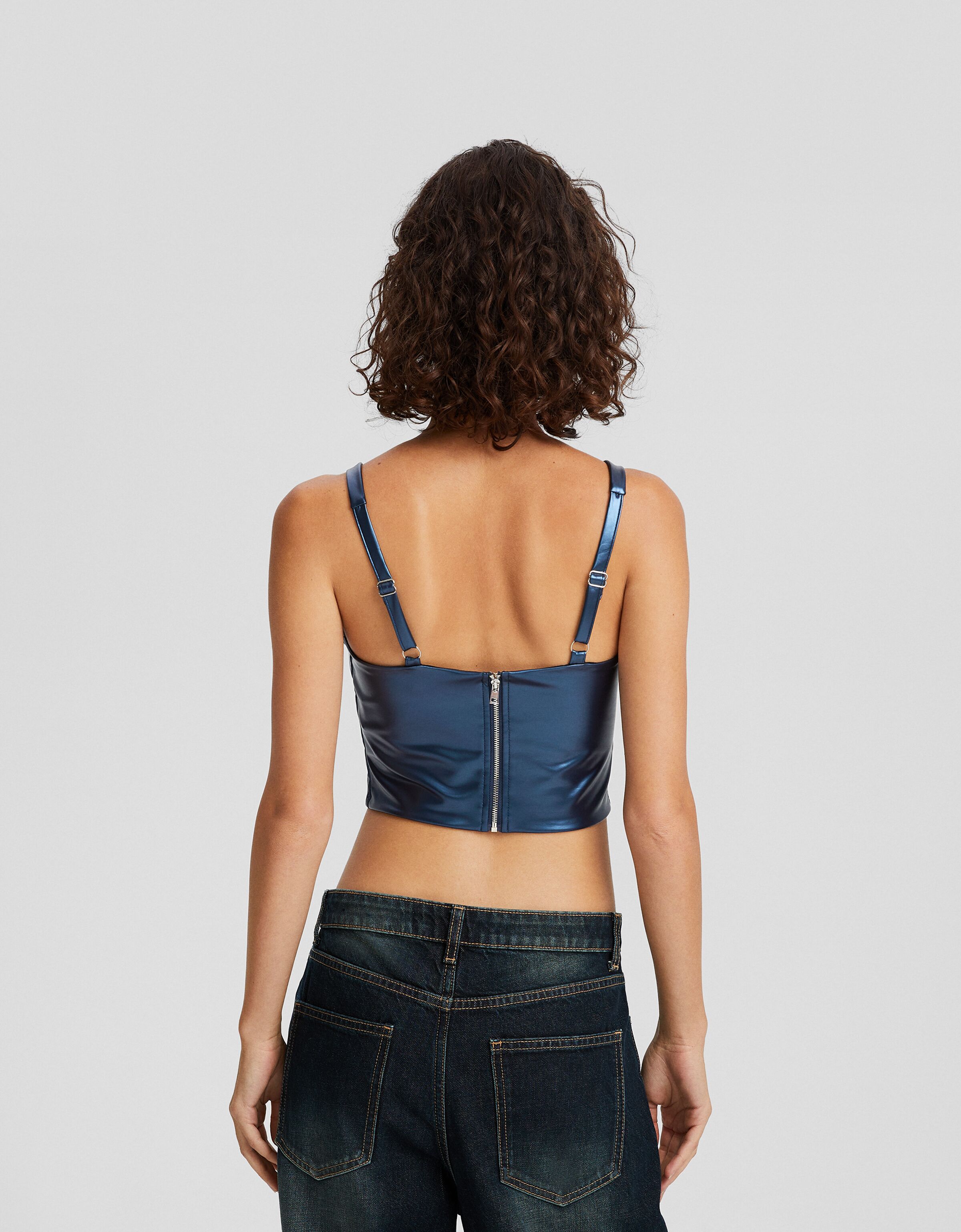 Top cropped efecto piel metalizada cut out