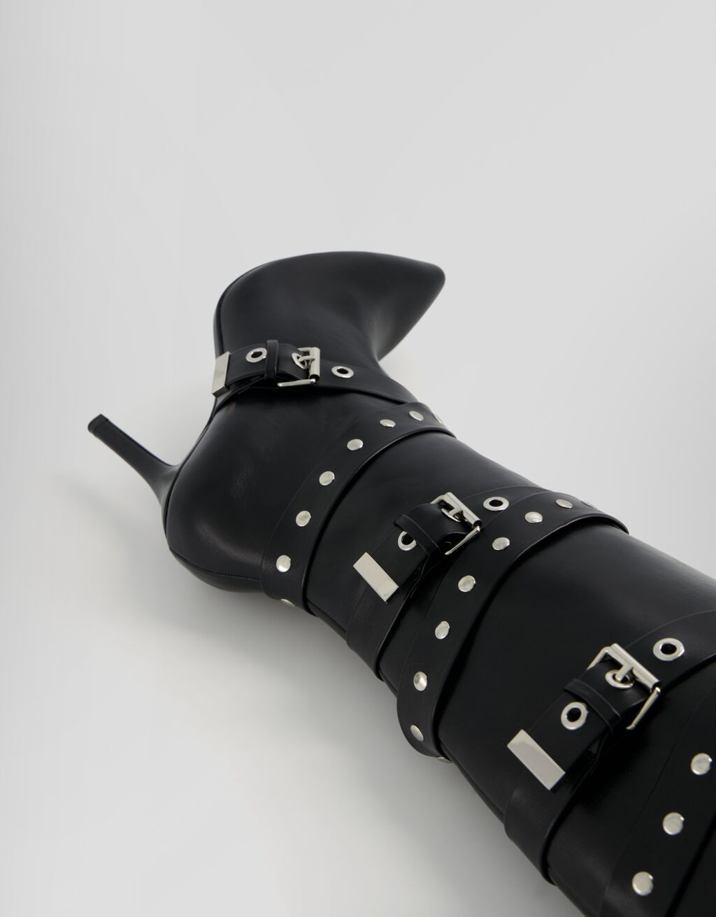 Botas tacón fino detalle de tiras con tachas y hebillas