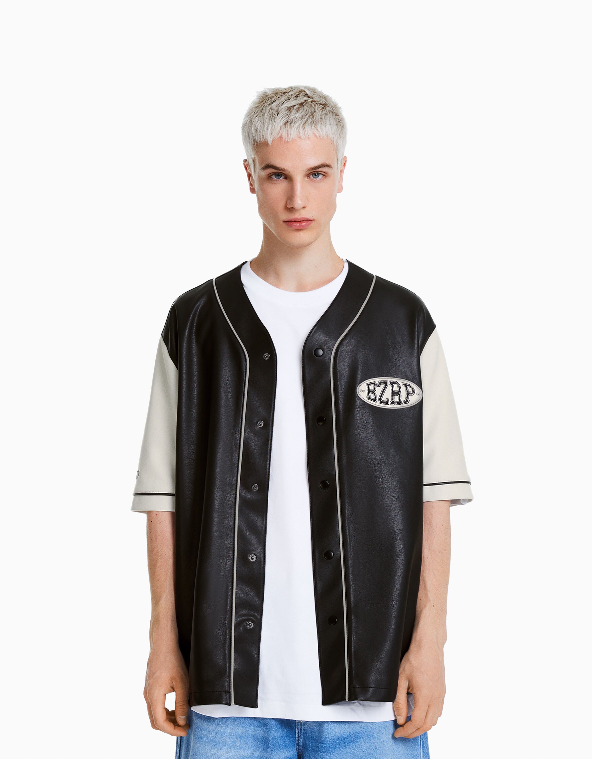 Camisa BERSHKA ft. BIZARRAP manga corta polipiel