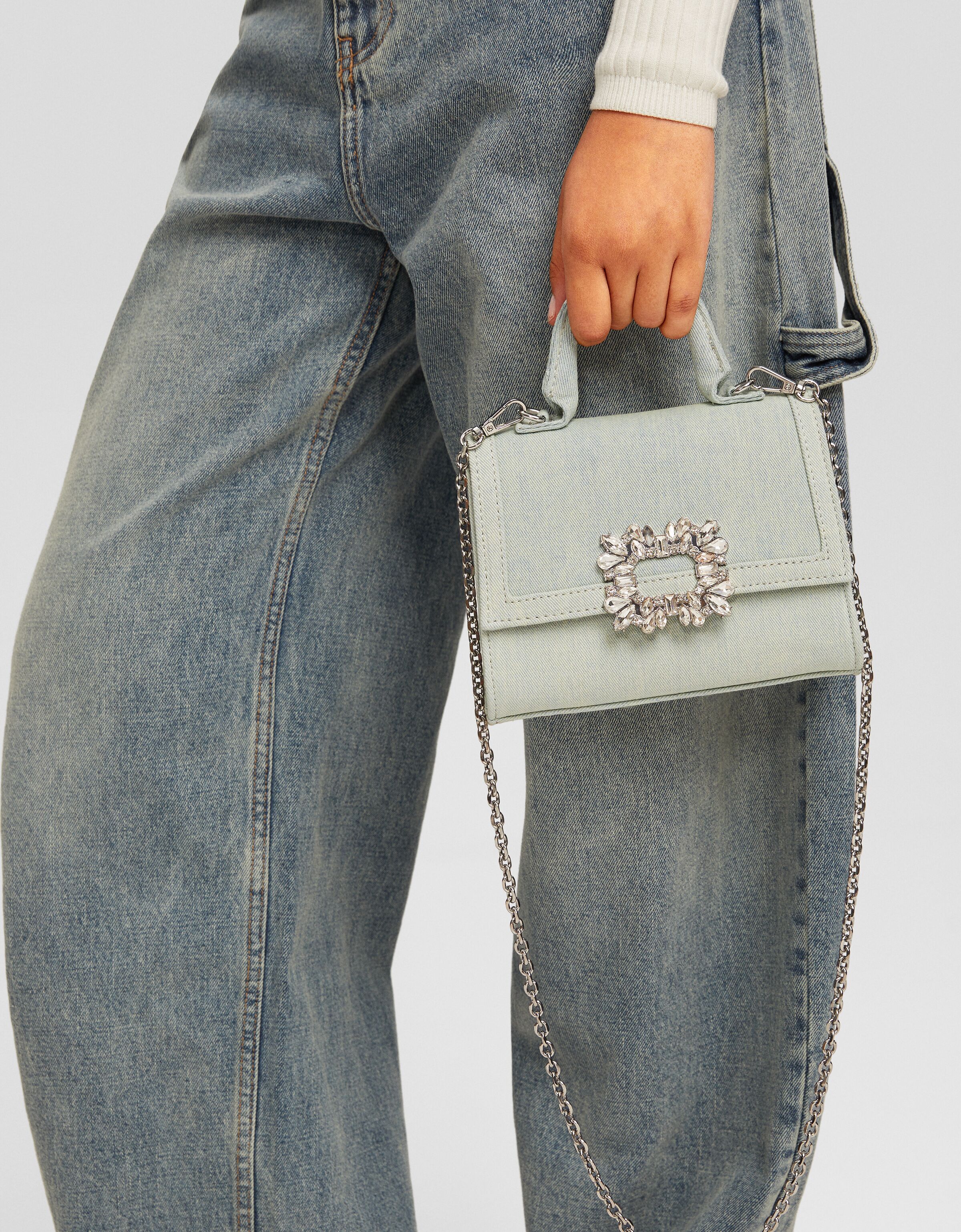 Bolso caja bandolera denim multiposición cadena abalorios