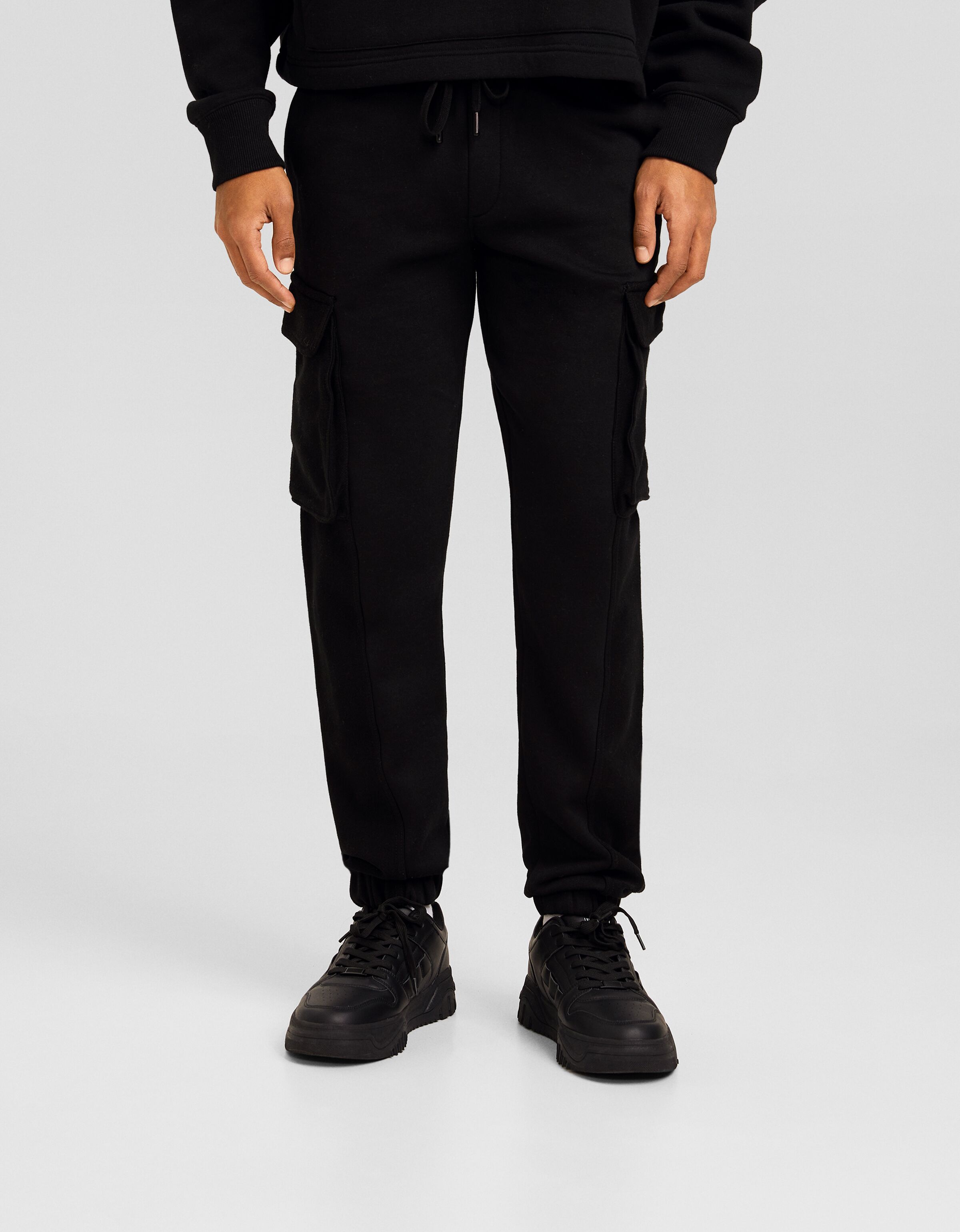 Pantalón jogger cargo felpa detalle