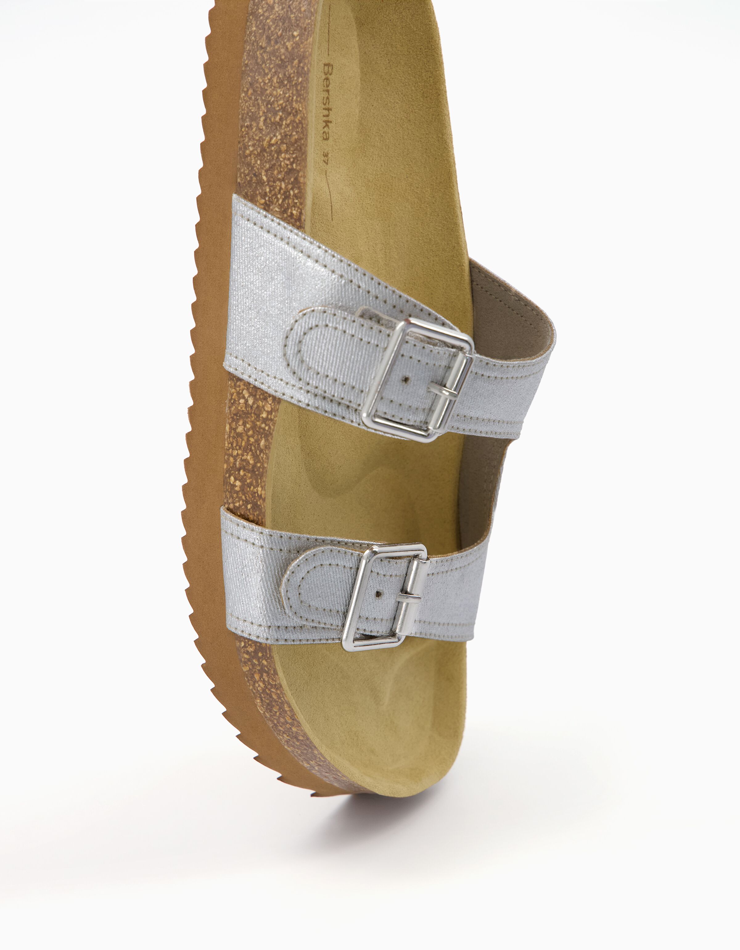 Sandalia plana metalizada hebillas