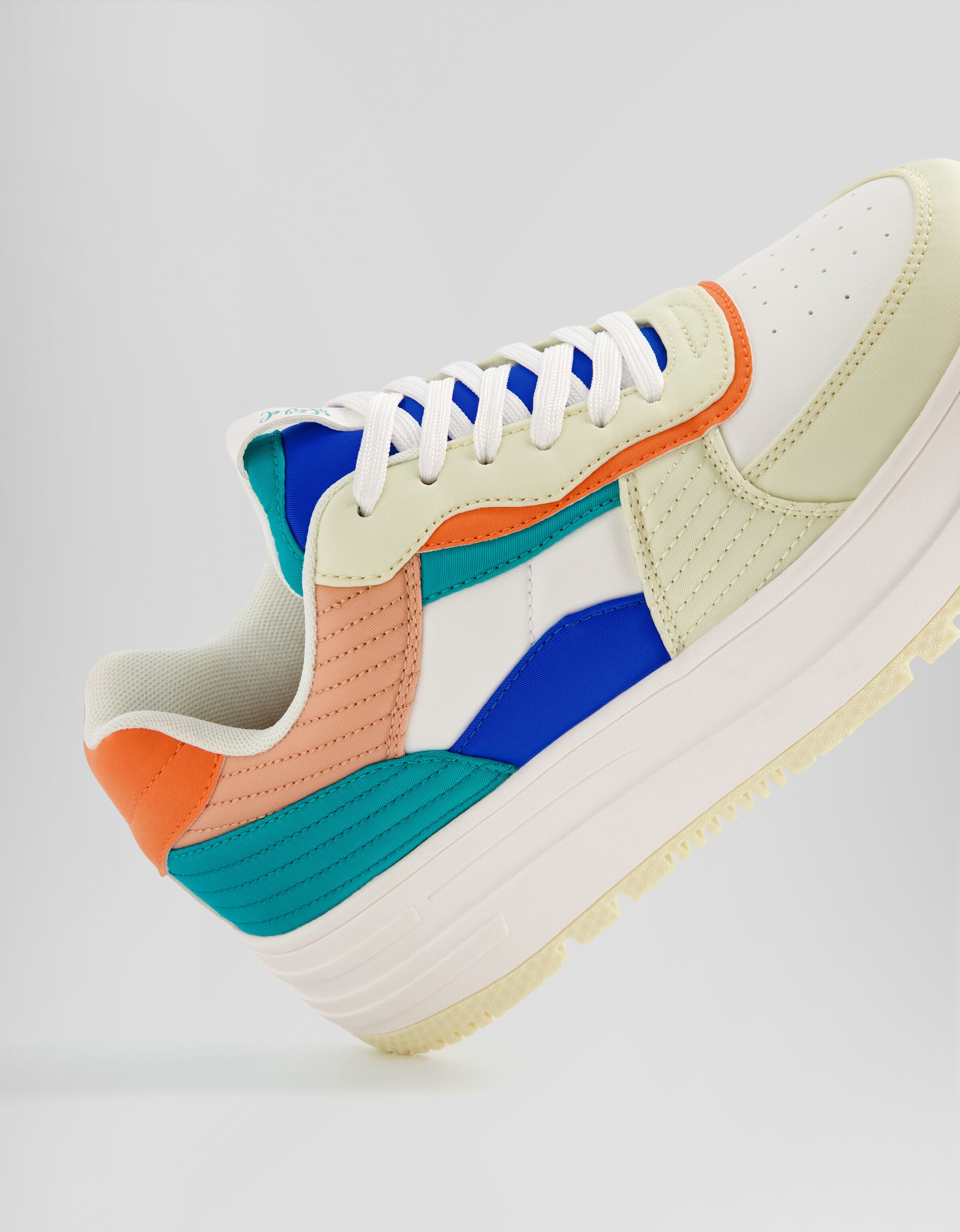 Zapatillas multipiezas detalle acolchados