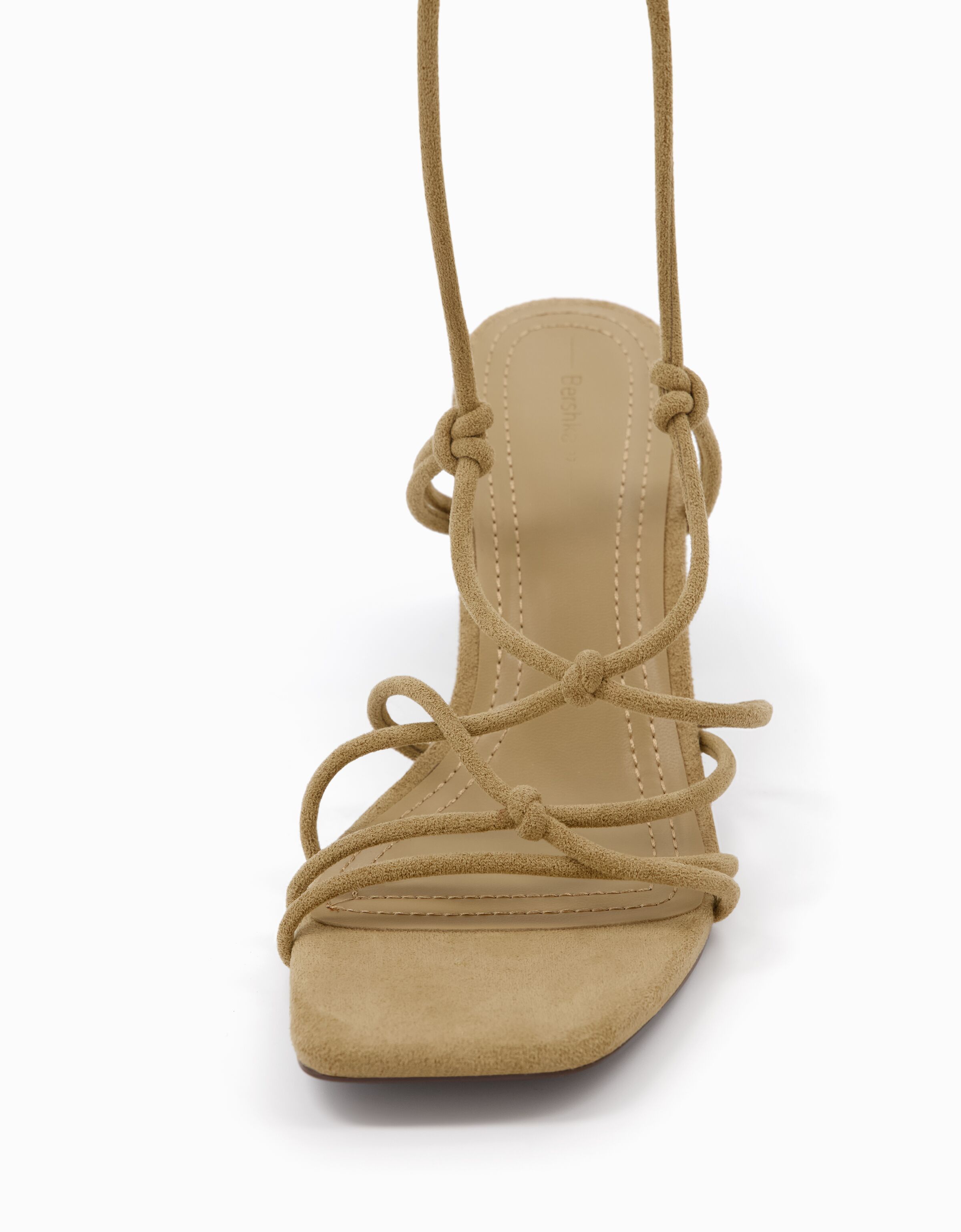 Sandalia tacón atada detalle nudos