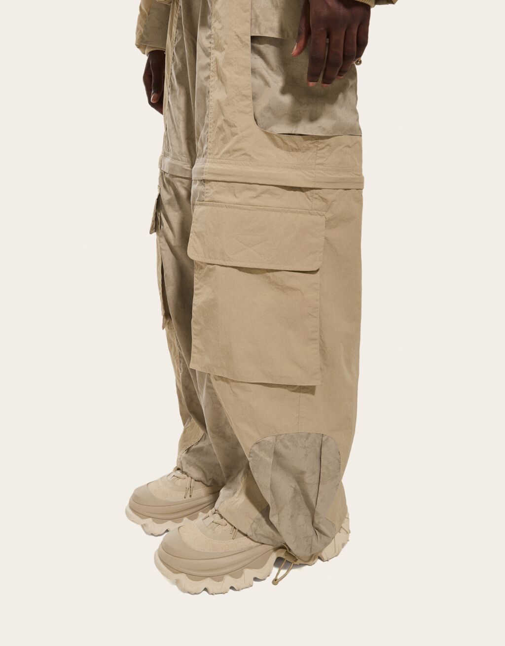 Pantalón RAL7000STUDIO x BERSHKA técnico cargo desmontable bajo ajustable