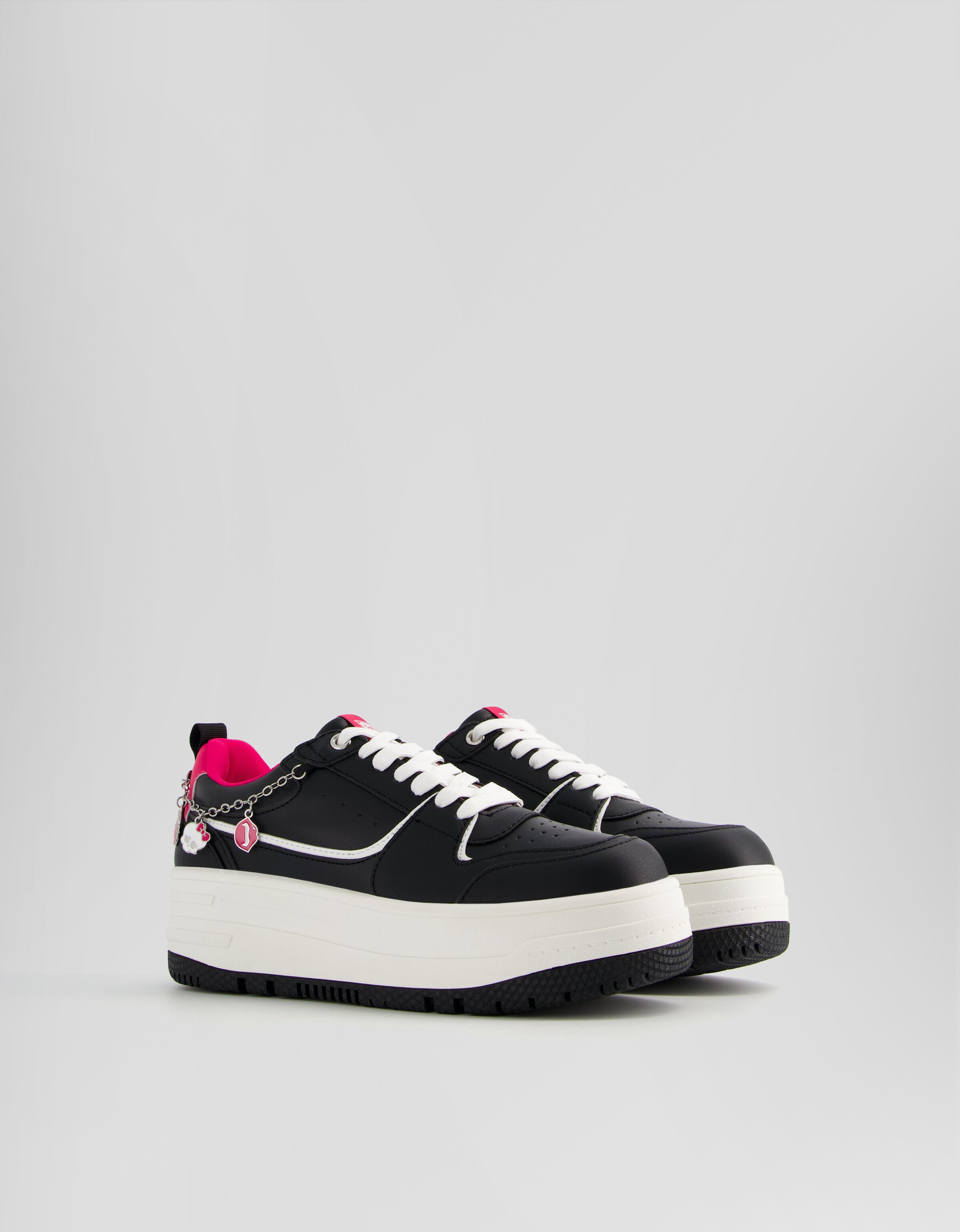 Zapatillas Monster High detalle pulsera con abalorios