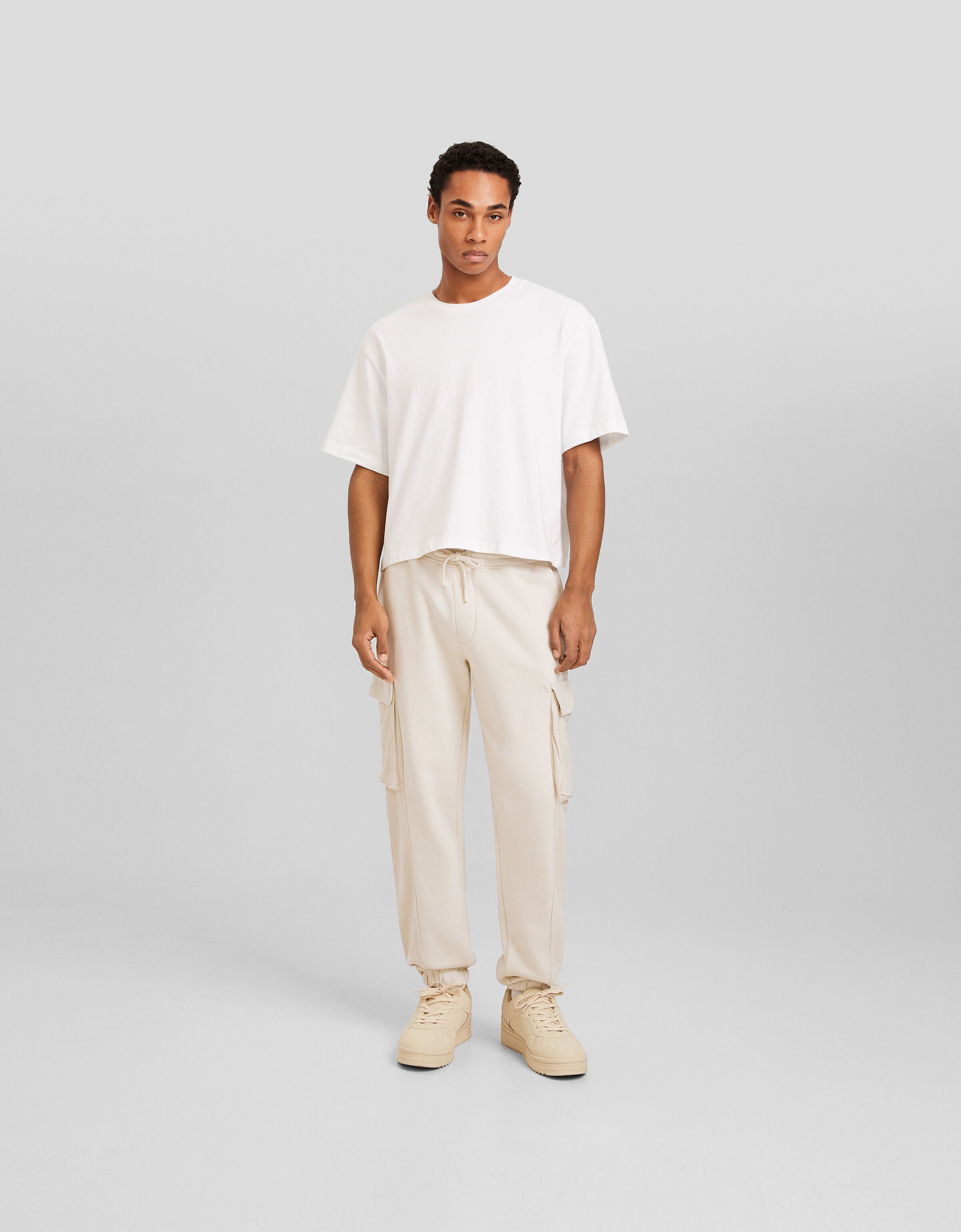 Pantalón jogger cargo felpa detalle