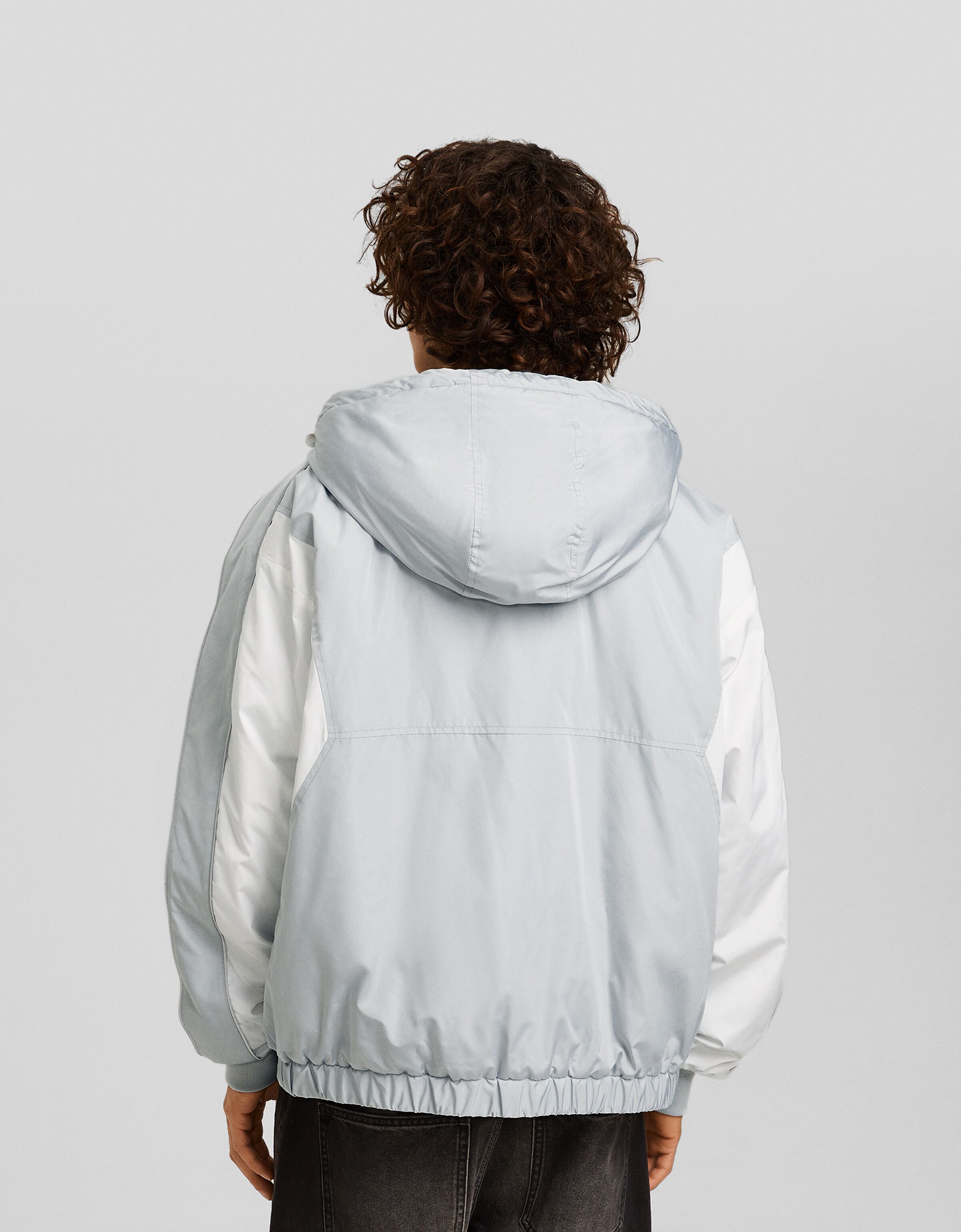 Cazadora capucha técnica color block