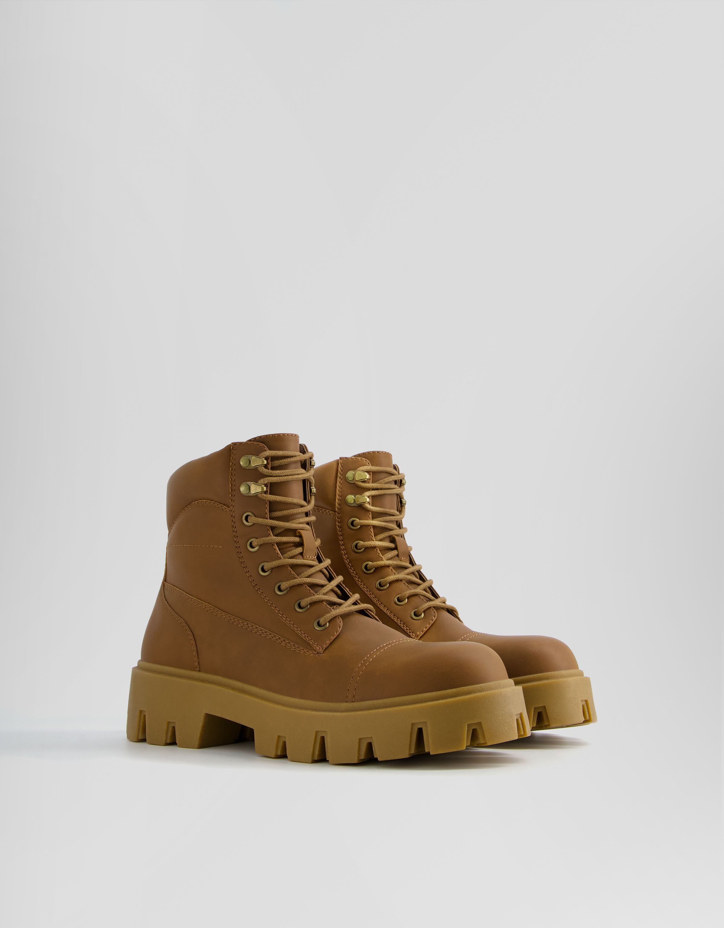 Botines acordonados suela track hombre