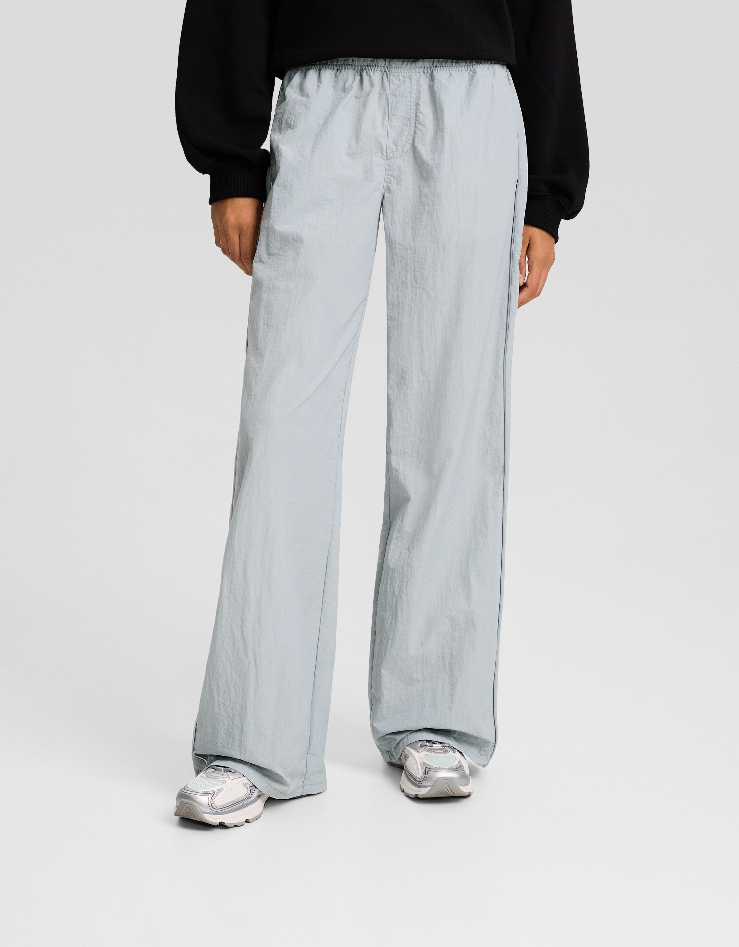 Pantalón wide leg nylon detalle