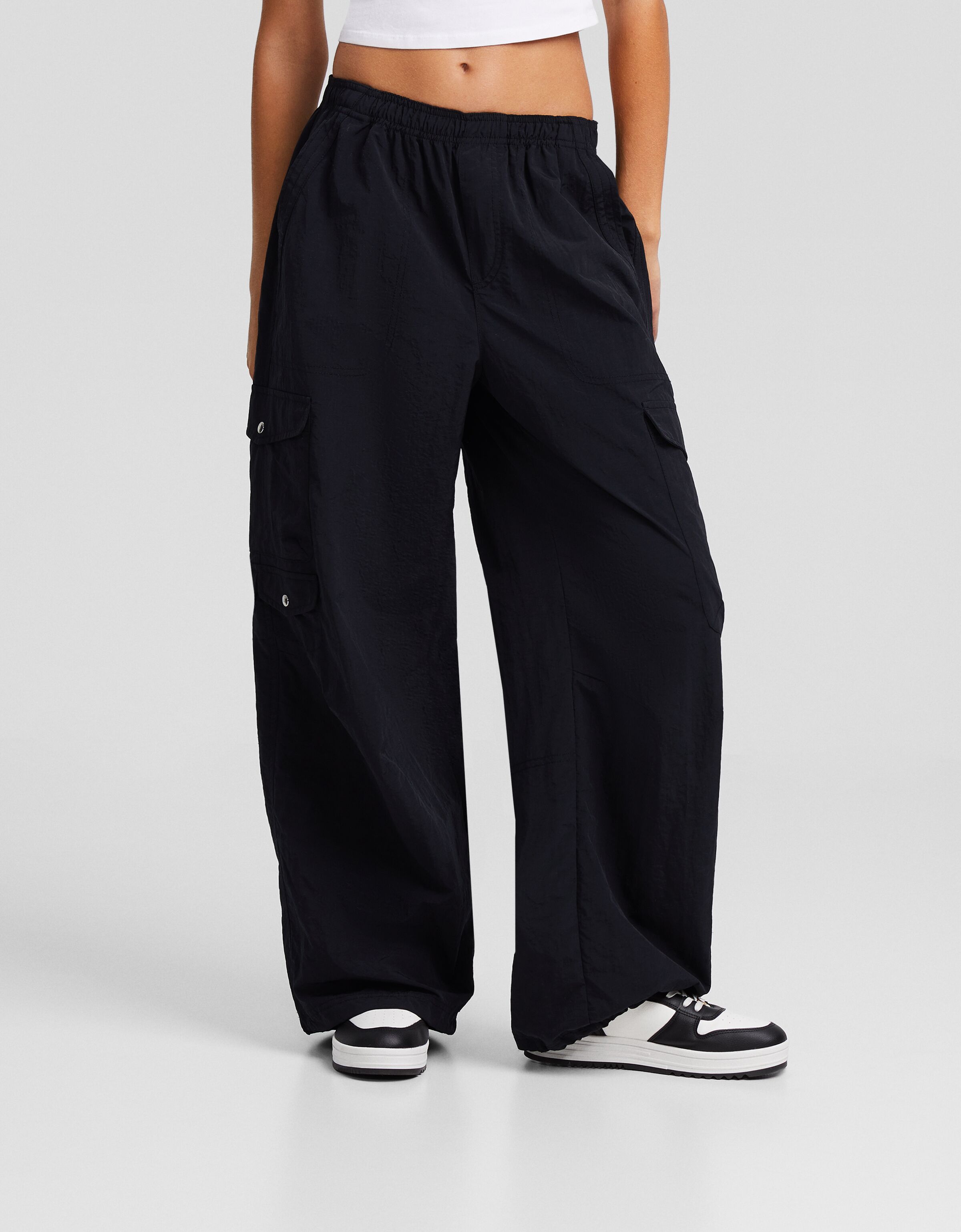 Pantalón parachute nylon bolsillos