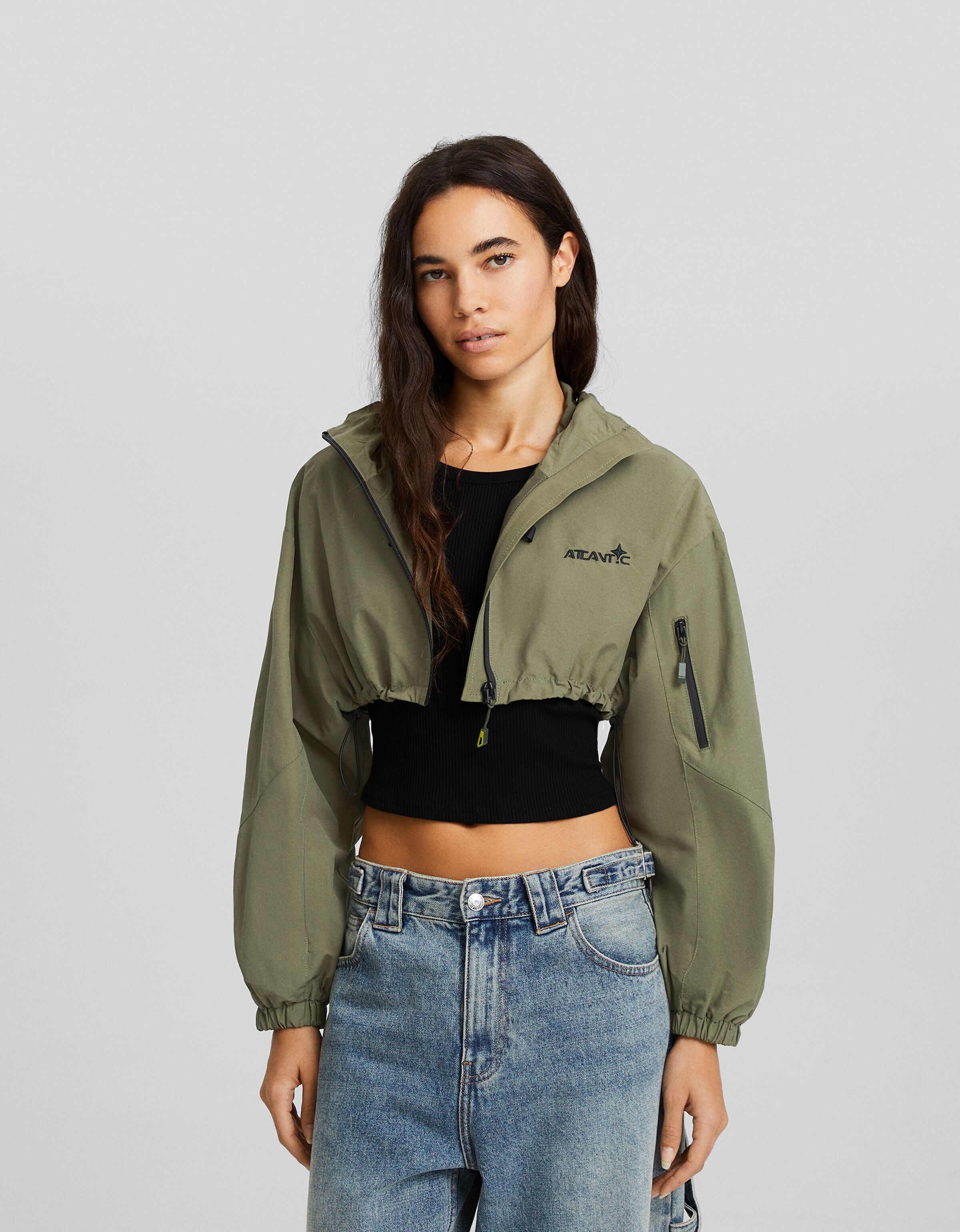 Cazadora capucha cropped con nylon