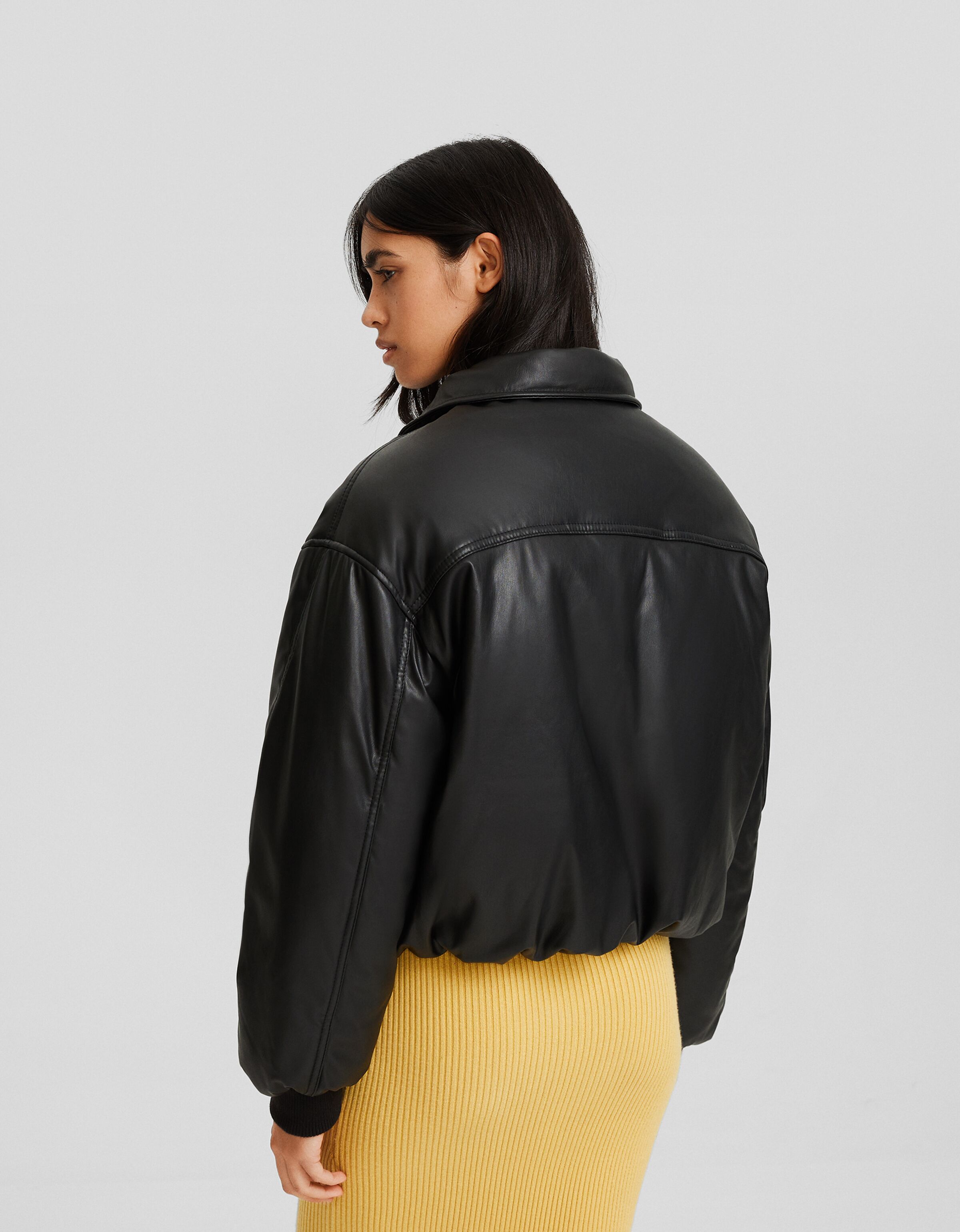 Cazadora acolchada cropped cuello pala efecto piel