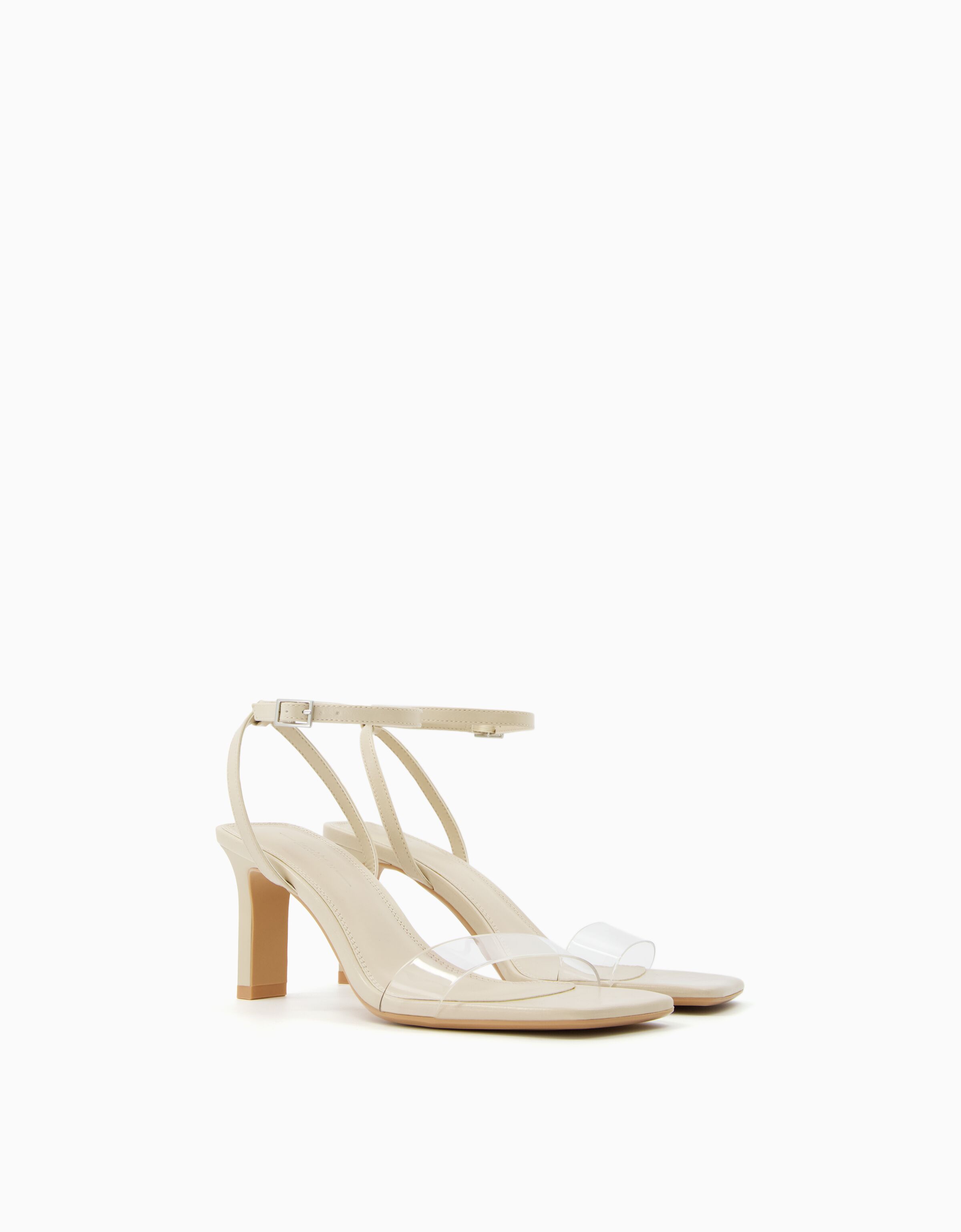 Sandalia tacón tiras vinilo.