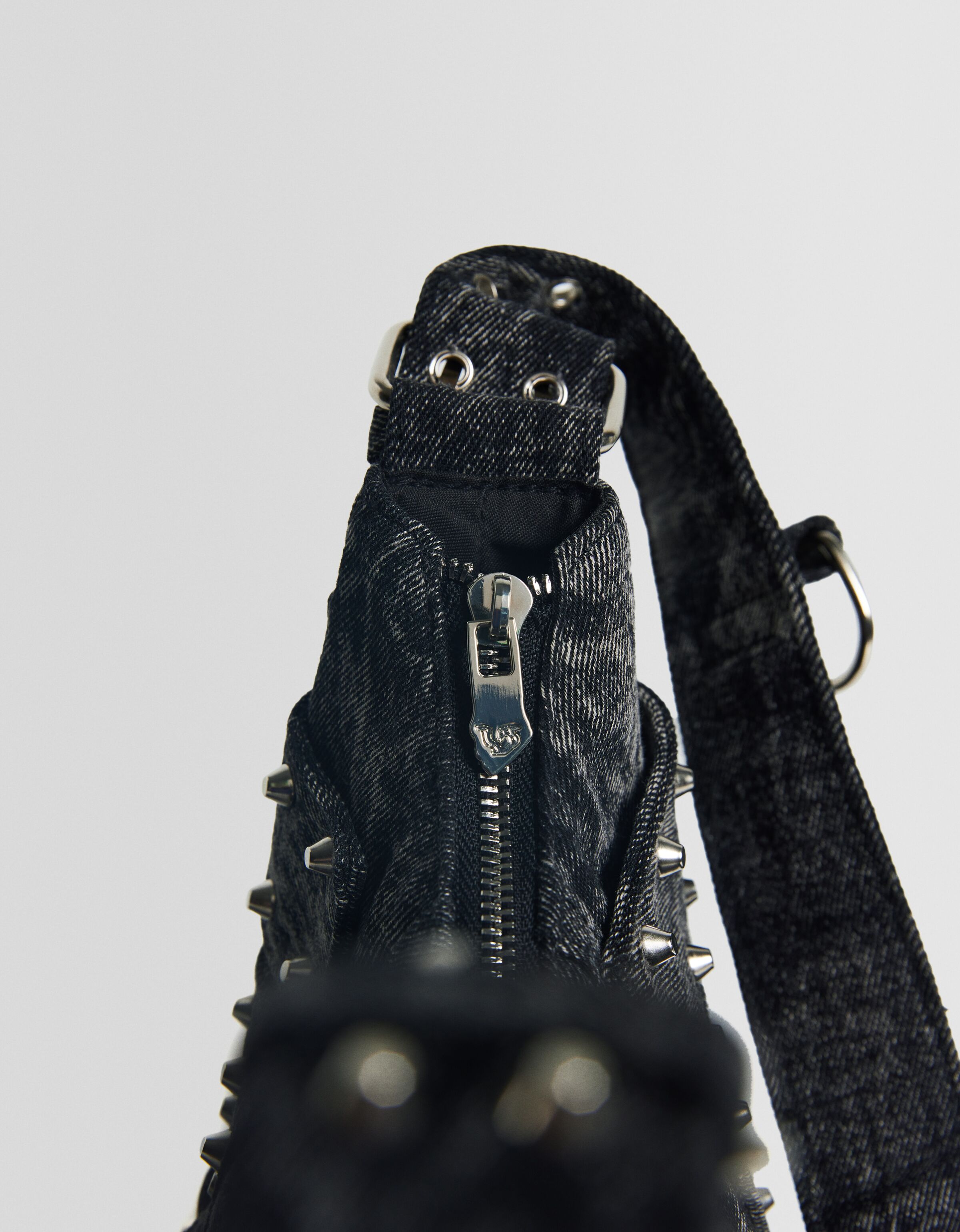 Bolso de hombro denim ajustable tiras tachas