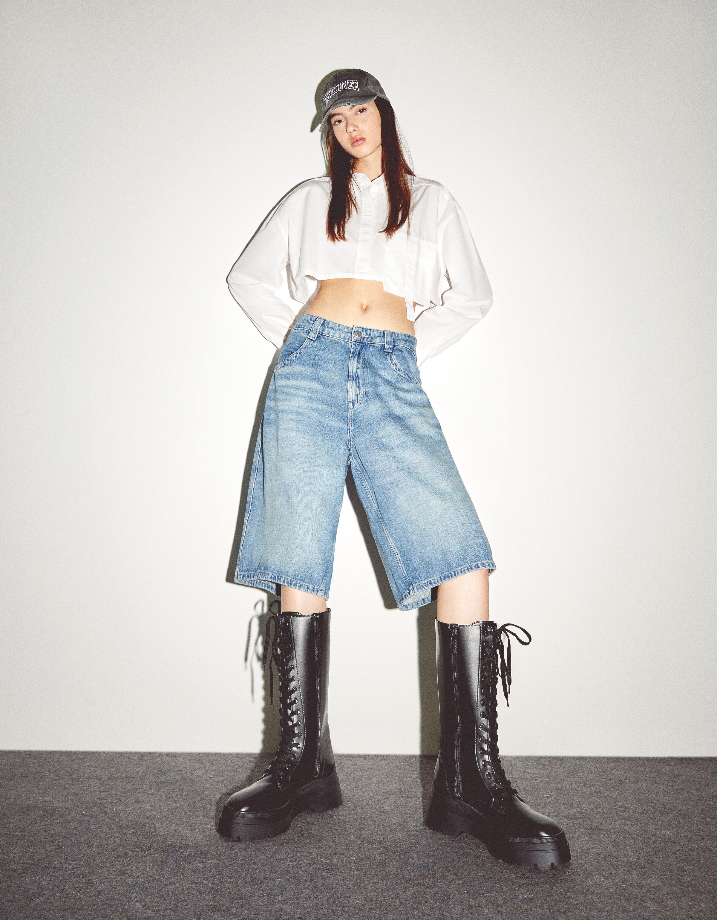 Botas planas acordonadas con cremallera