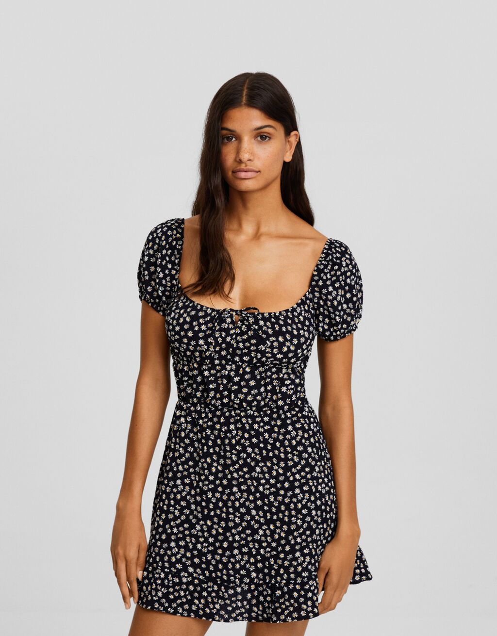 Vestido mini manga corta gofrado