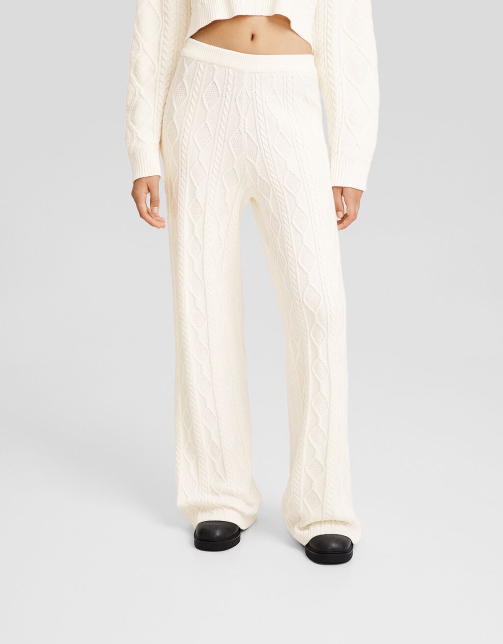 Pantalón wide leg punto trenzas