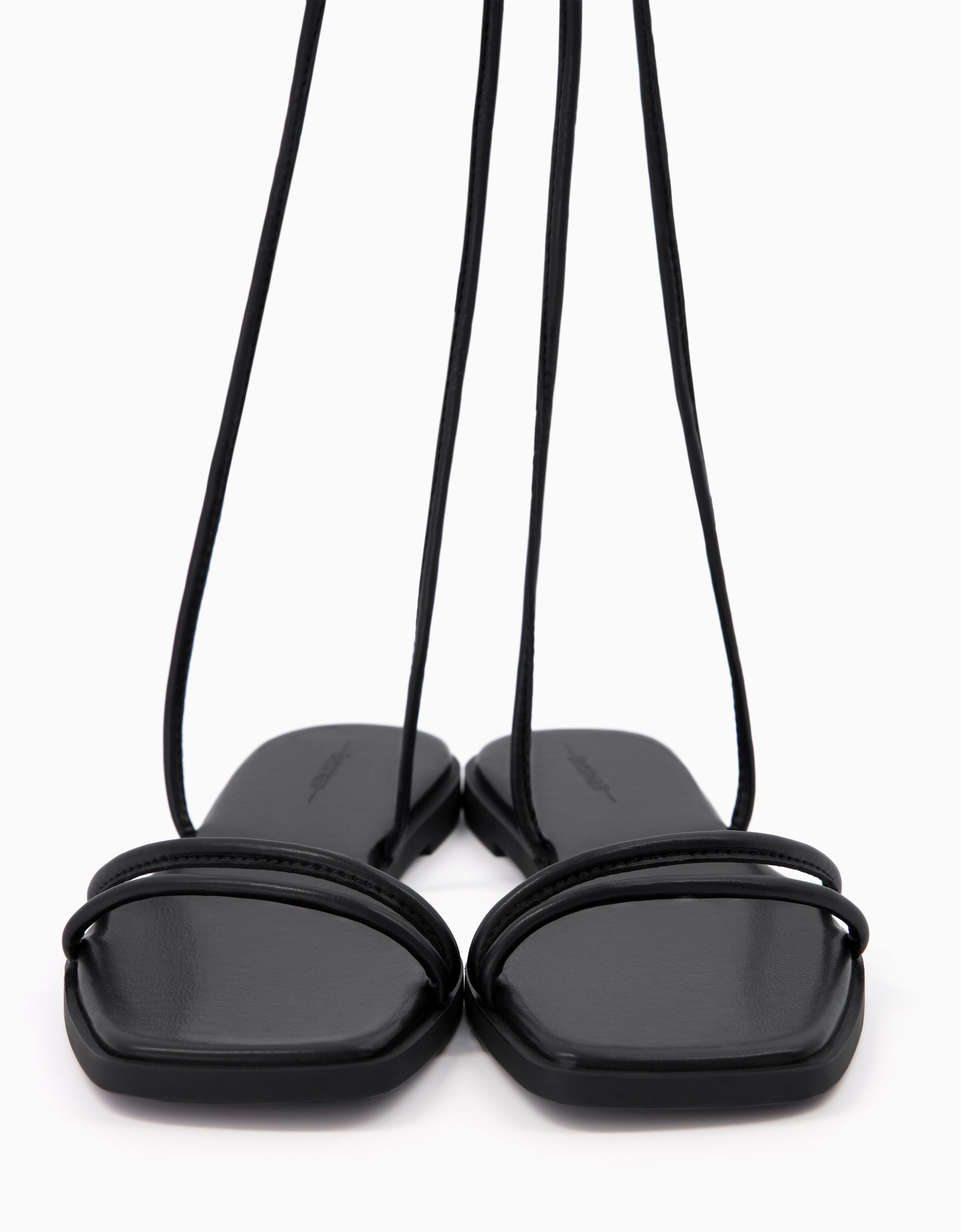 Sandalia plana atada