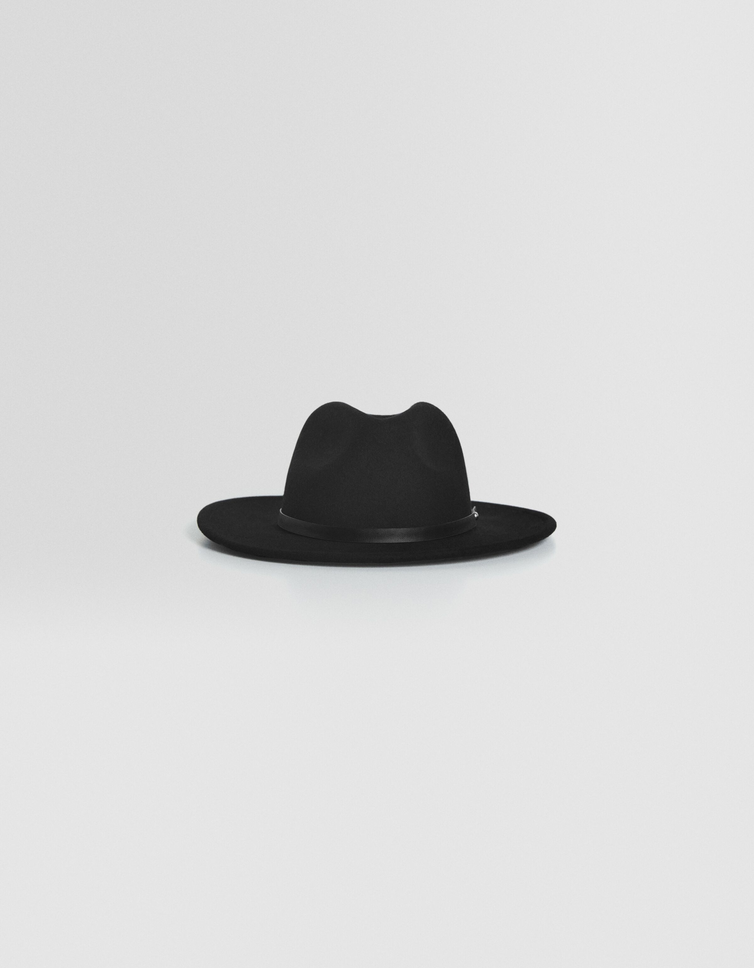 Sombrero fedora detalle efecto piel y metal