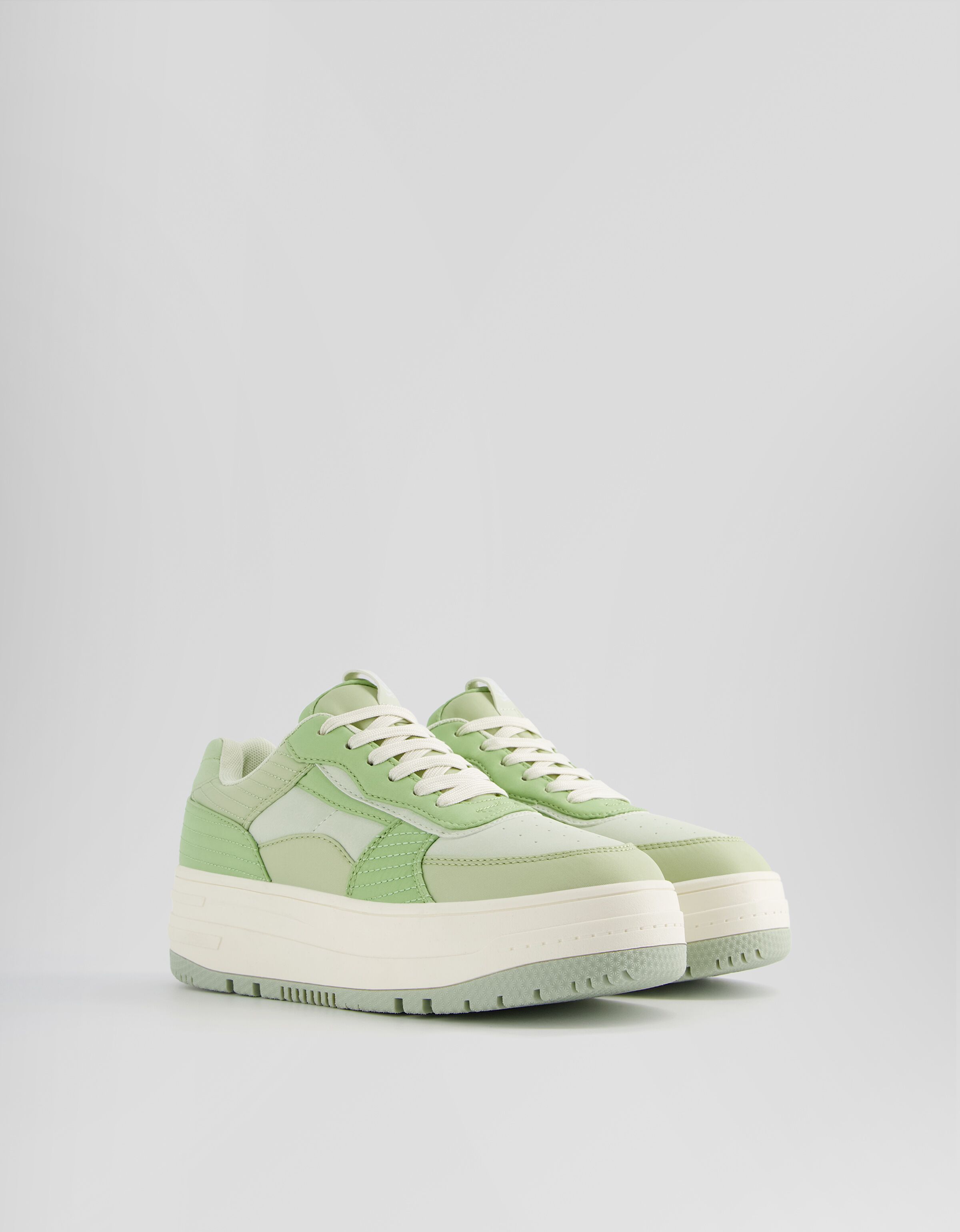 Zapatillas multipiezas detalle acolchados