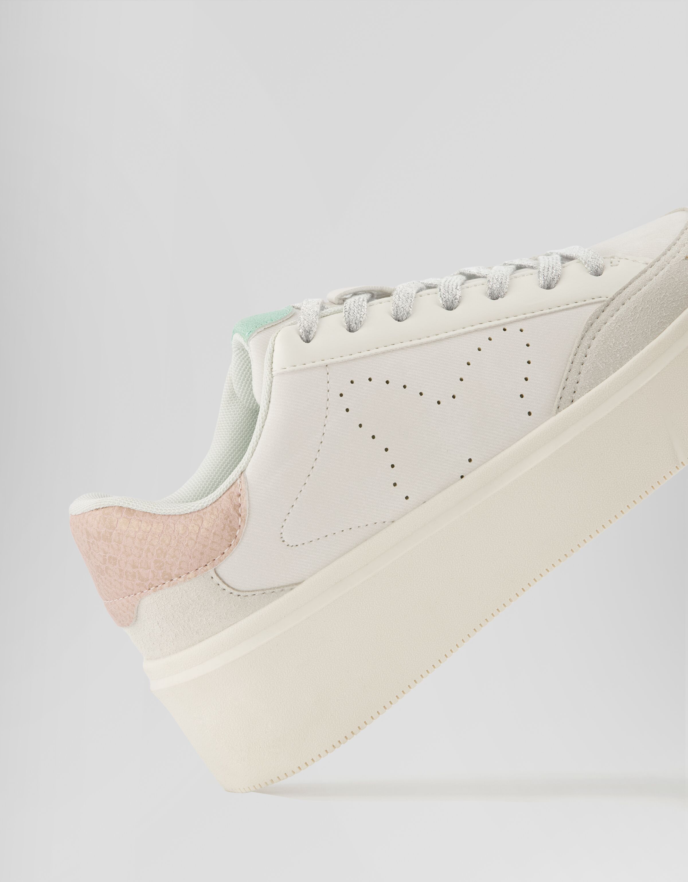 Zapatillas detalle grabado animal y brillos